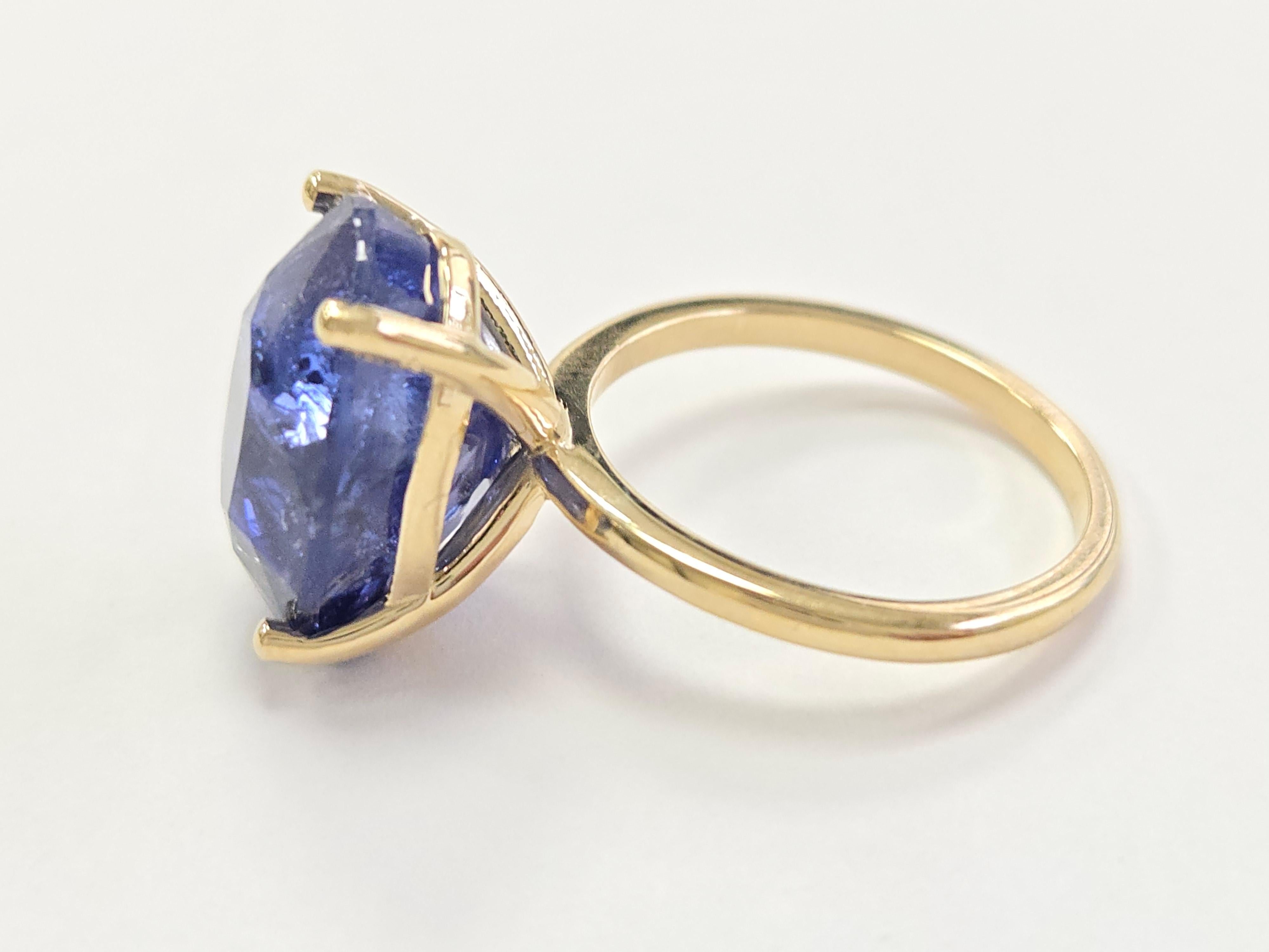 Oval Cut 12.45 Carats Oval Shape Natural Sapphire Ring 14 Karat Yellow Gold For Sale