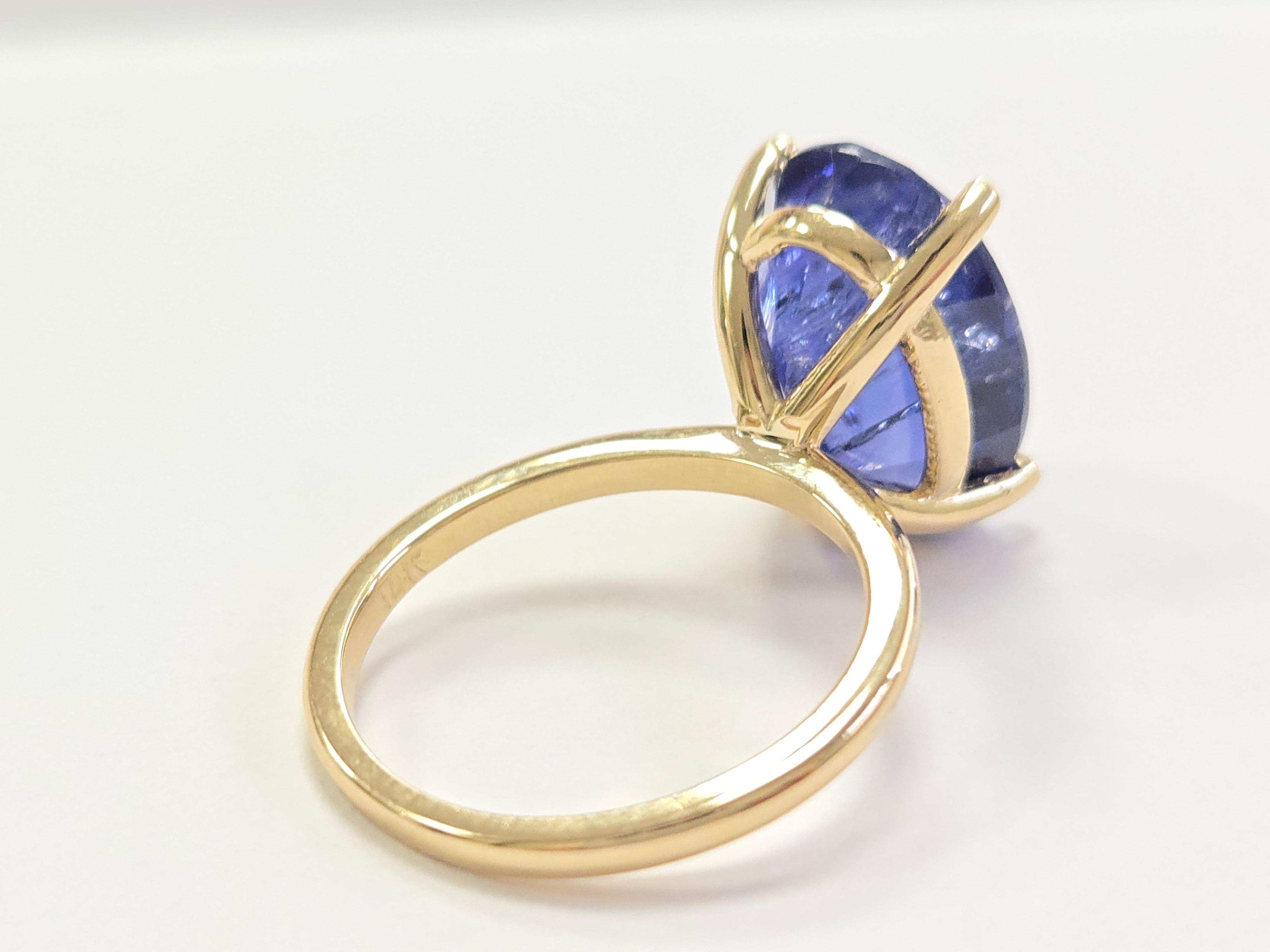 12.45 Carats Oval Shape Natural Sapphire Ring 14 Karat Yellow Gold In New Condition For Sale In Great Neck Plaza, NY
