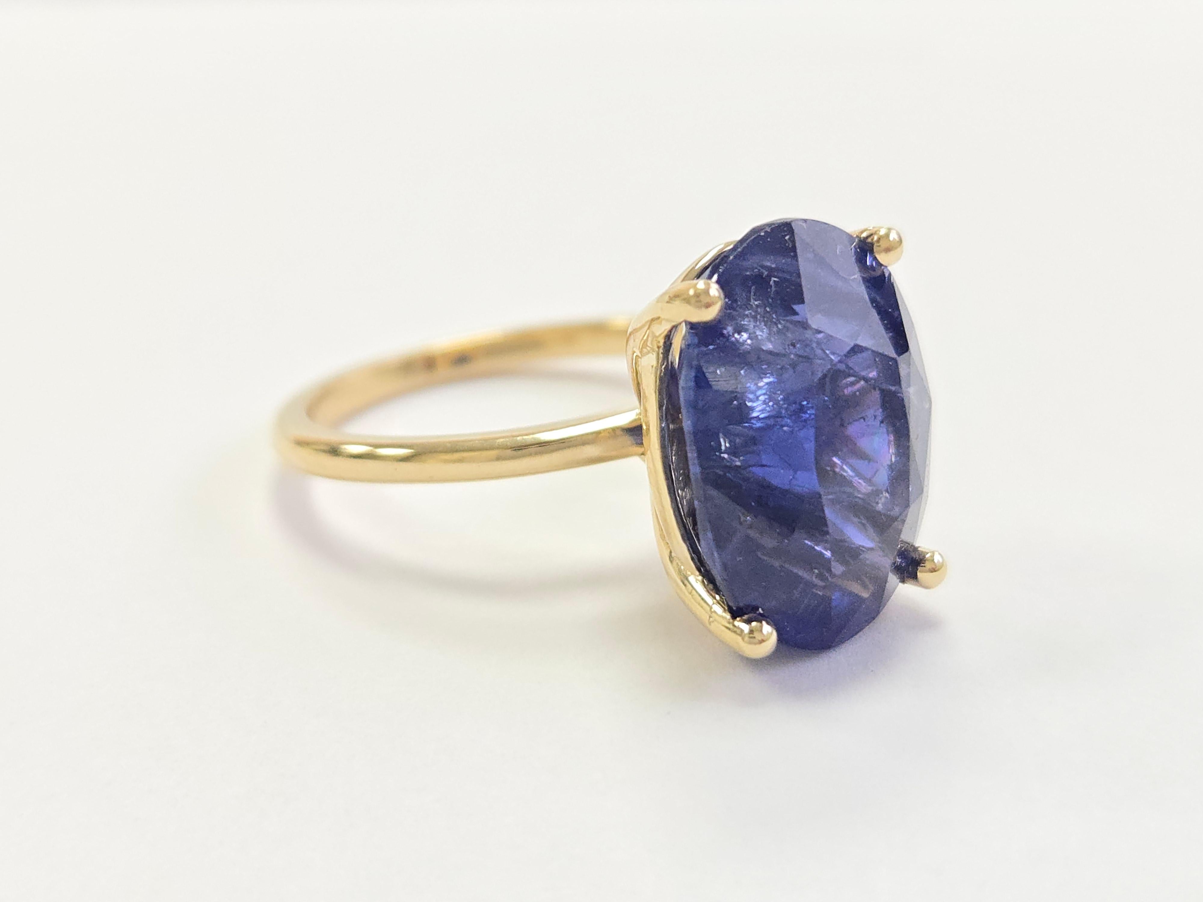 Women's 12.45 Carats Oval Shape Natural Sapphire Ring 14 Karat Yellow Gold For Sale