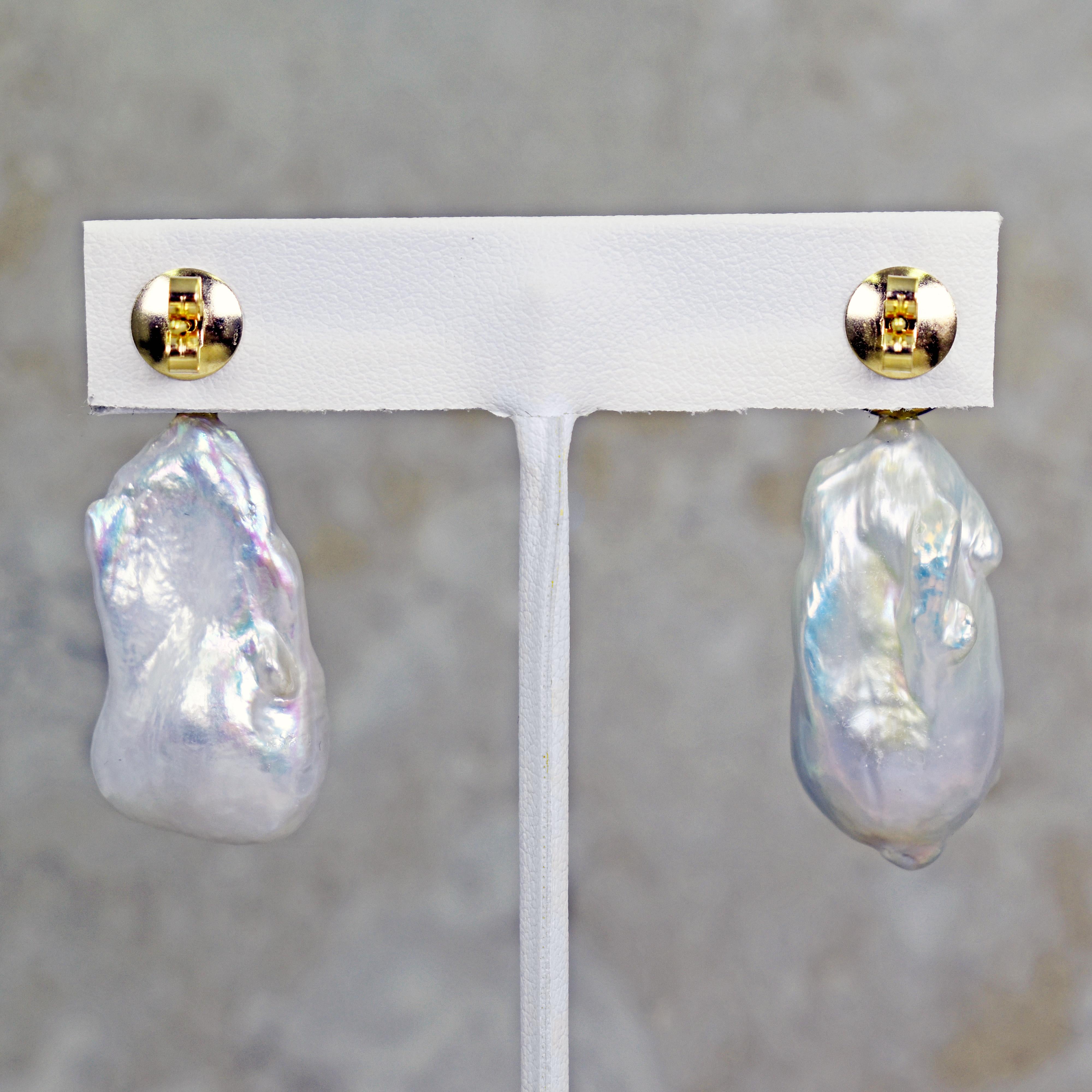 Taille ovale Clous d'oreilles en goutte en or 14 carats avec améthyste baroque et perle d'eau douce de 12,46 carats en vente