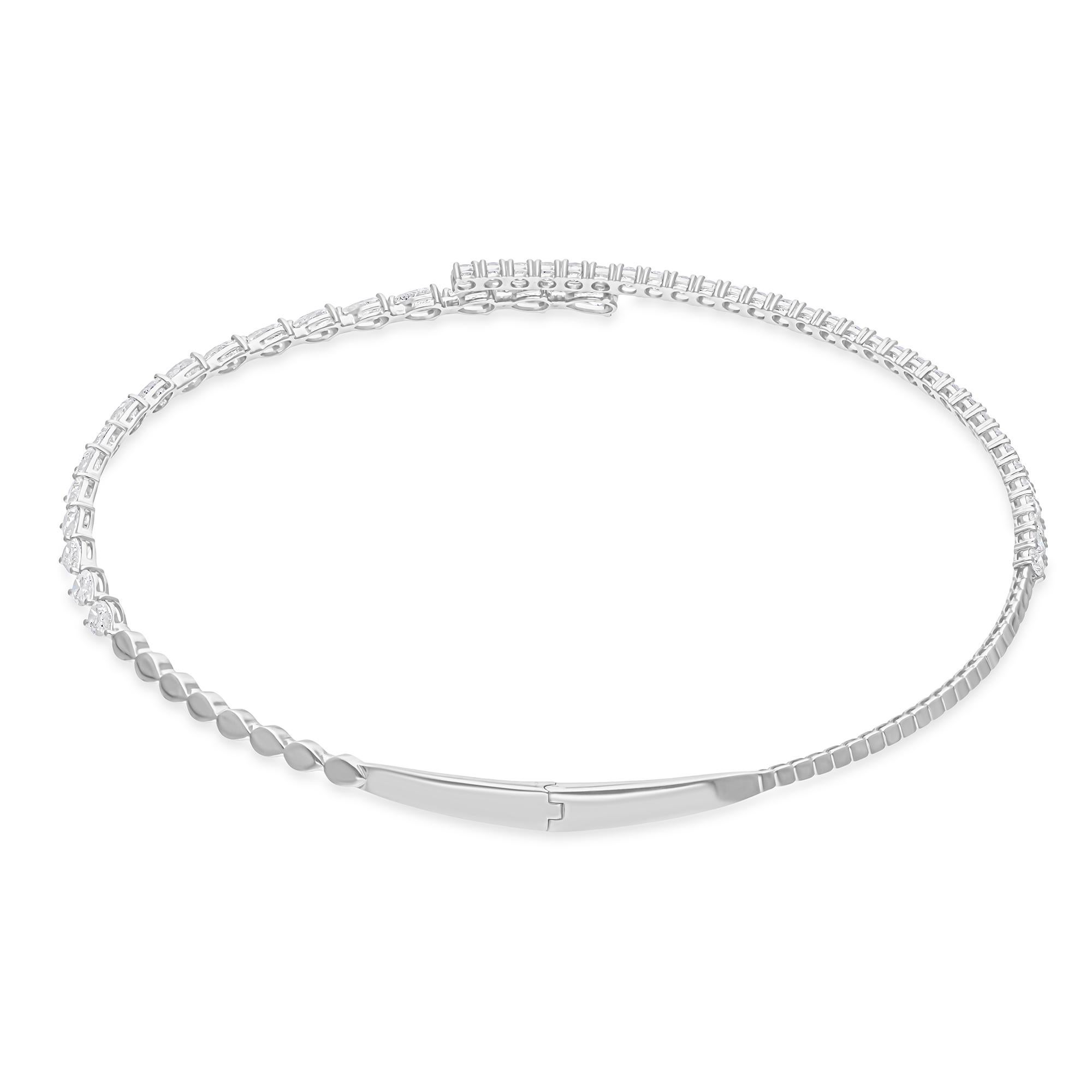 Segui la vetrina di Spectrum Jewels per vedere le ultime collezioni e i pezzi esclusivi. Spectrum Jewels è orgoglioso di essere considerato un Top Seller su 1stdibs con recensioni a 5 stelle da parte dei clienti. Tutti gli articoli da noi prodotti