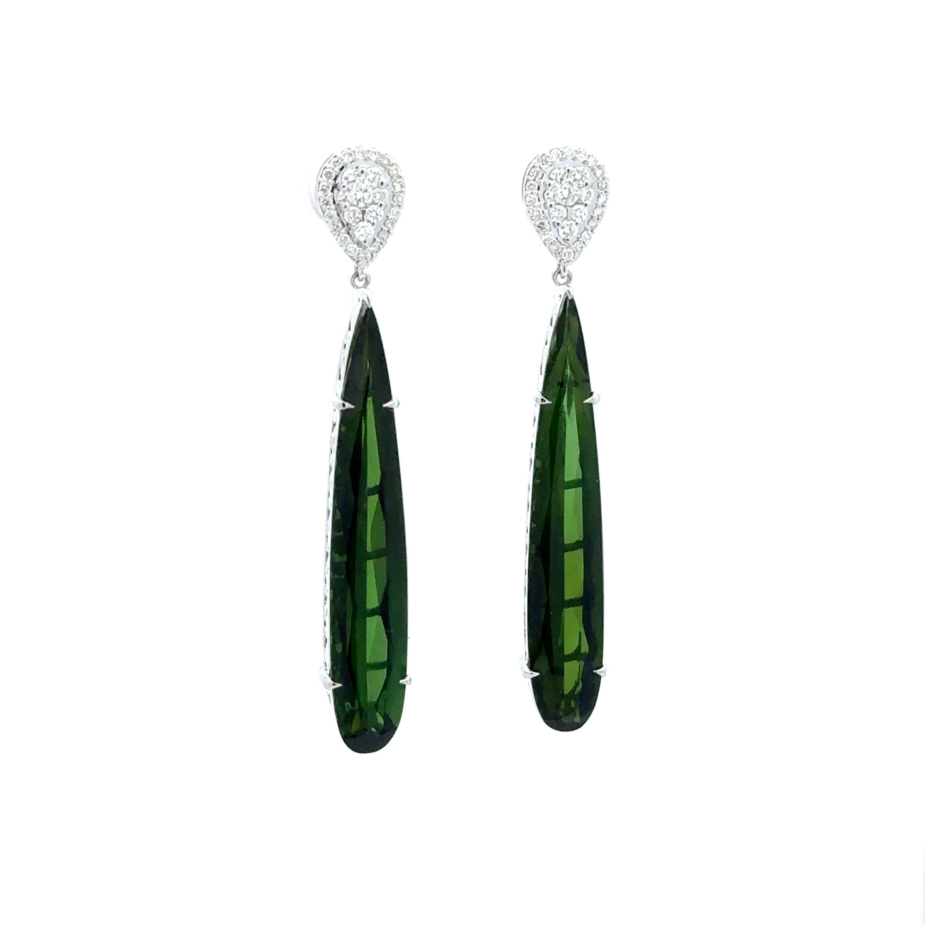 Realizzati in oro bianco 14 carati, questi eleganti orecchini a goccia sono un'aggiunta straordinaria a qualsiasi collezione. Con 12,48 carati di tormalina verde vivo a forma di goccia, il design è accentuato da 0,45 carati di diamanti bianchi a