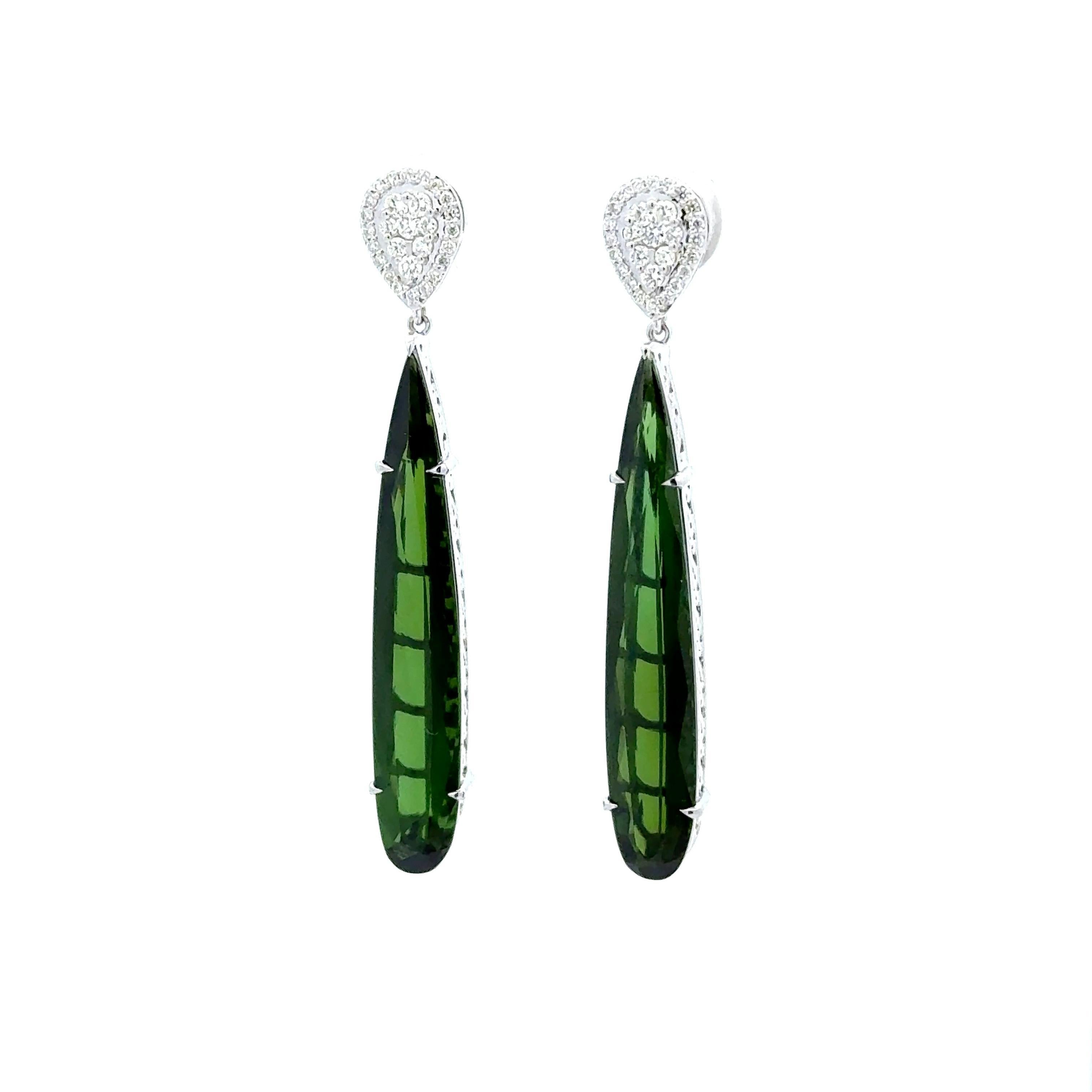 Contemporaneo Orecchini a goccia in oro bianco 14k con diamante e tormalina verde da 12,48 carati in vendita