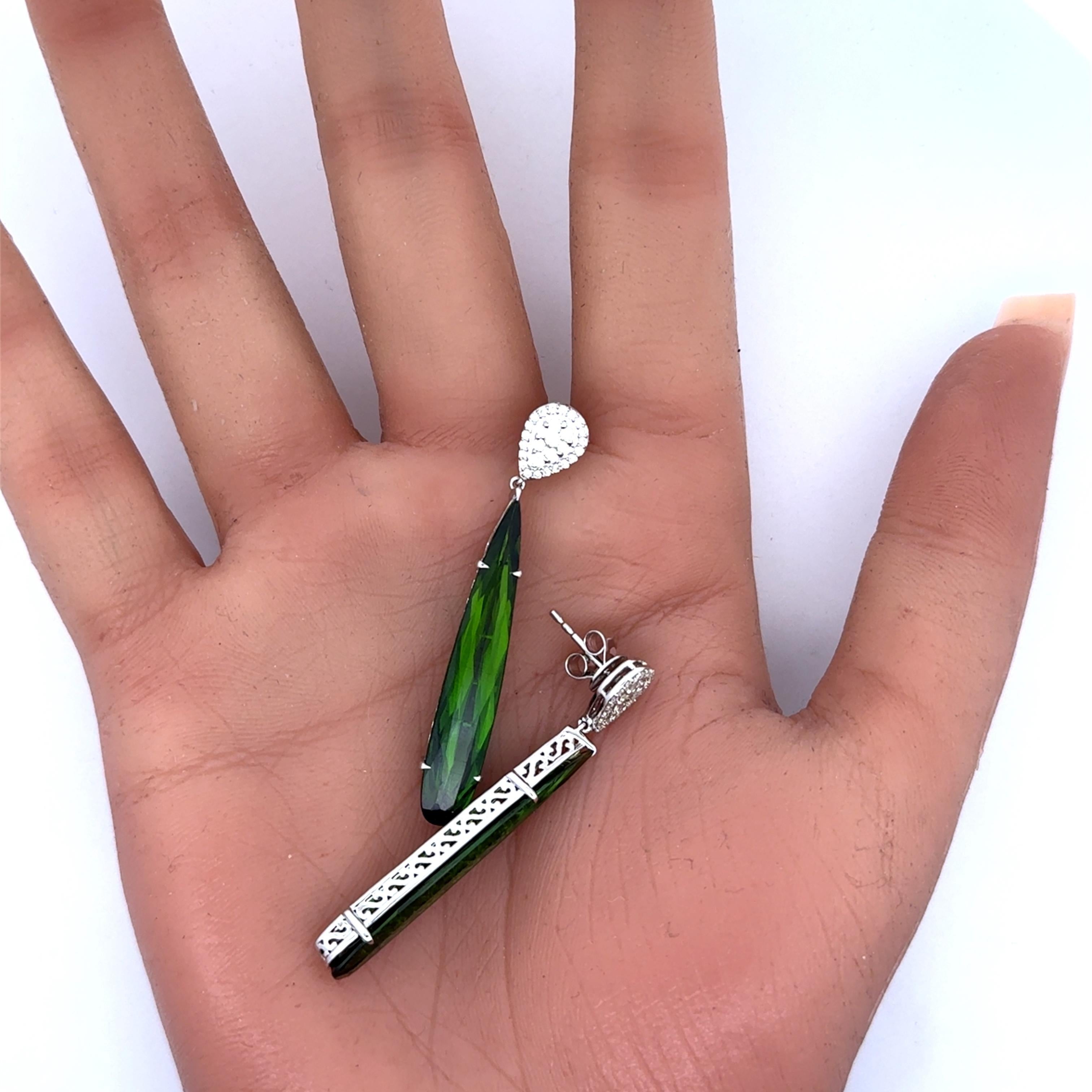 Donna Orecchini a goccia in oro bianco 14k con diamante e tormalina verde da 12,48 carati in vendita