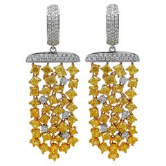 Orecchini in oro giallo e bianco con diamanti fantasia da 12,49 carati