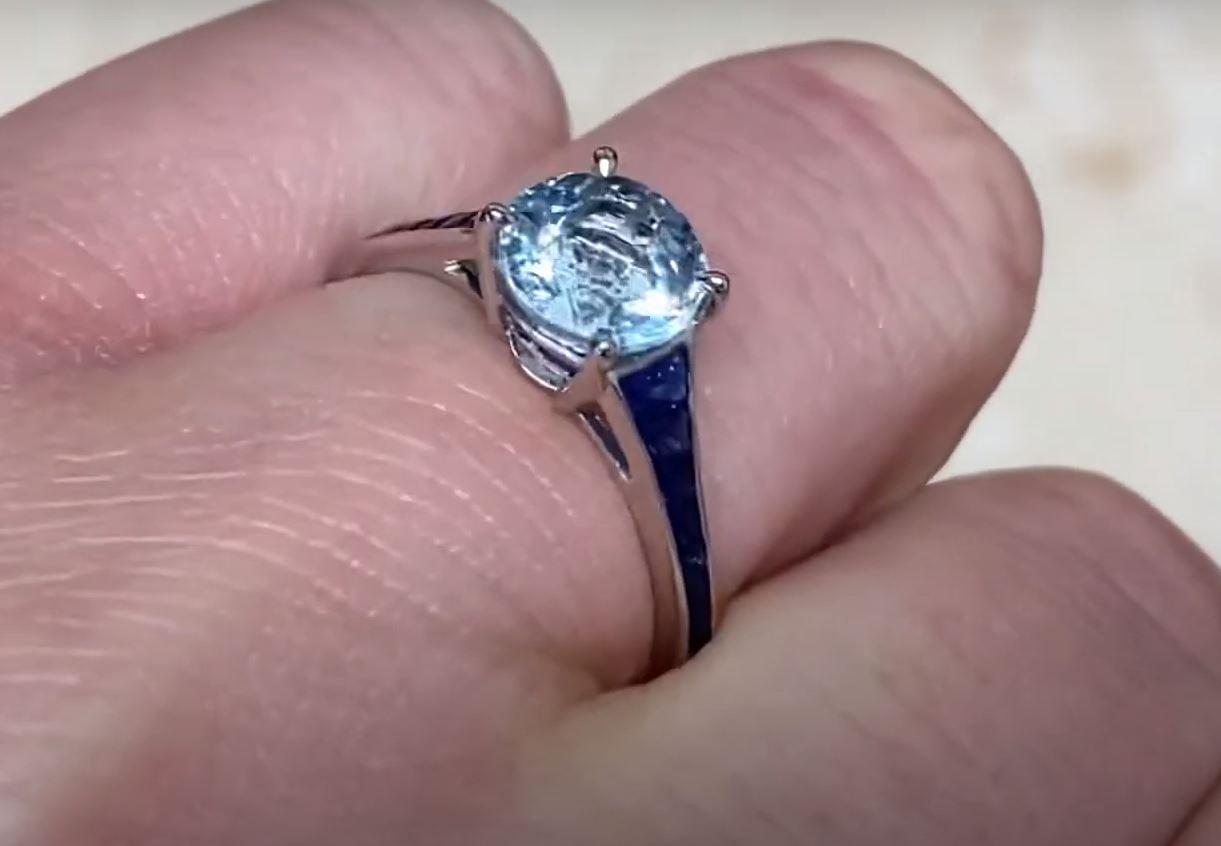 Verlobungsring aus Platin mit Aquamarin im Rundschliff (ca. 1.20 Karat), Platin im Zustand „Hervorragend“ im Angebot in New York, NY