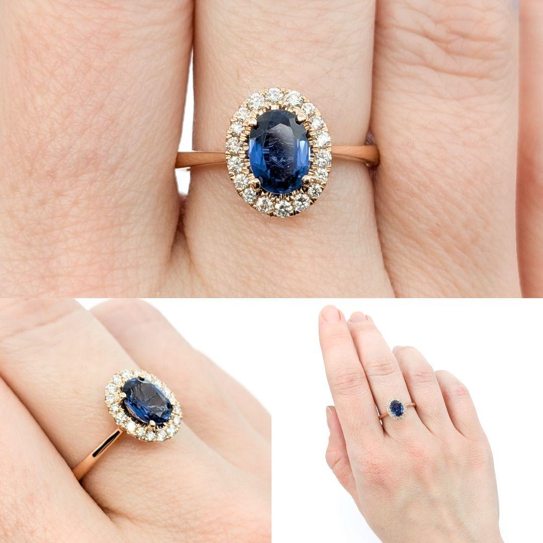 Anillo Halo de Zafiro y Diamante de Oro Rosa de 1,24 ct

Te presentamos este impresionante anillo, elaborado en oro rosa de 14 quilates. El anillo presenta una pieza central de zafiro azul de 1,24 quilates, rodeada por un deslumbrante halo de