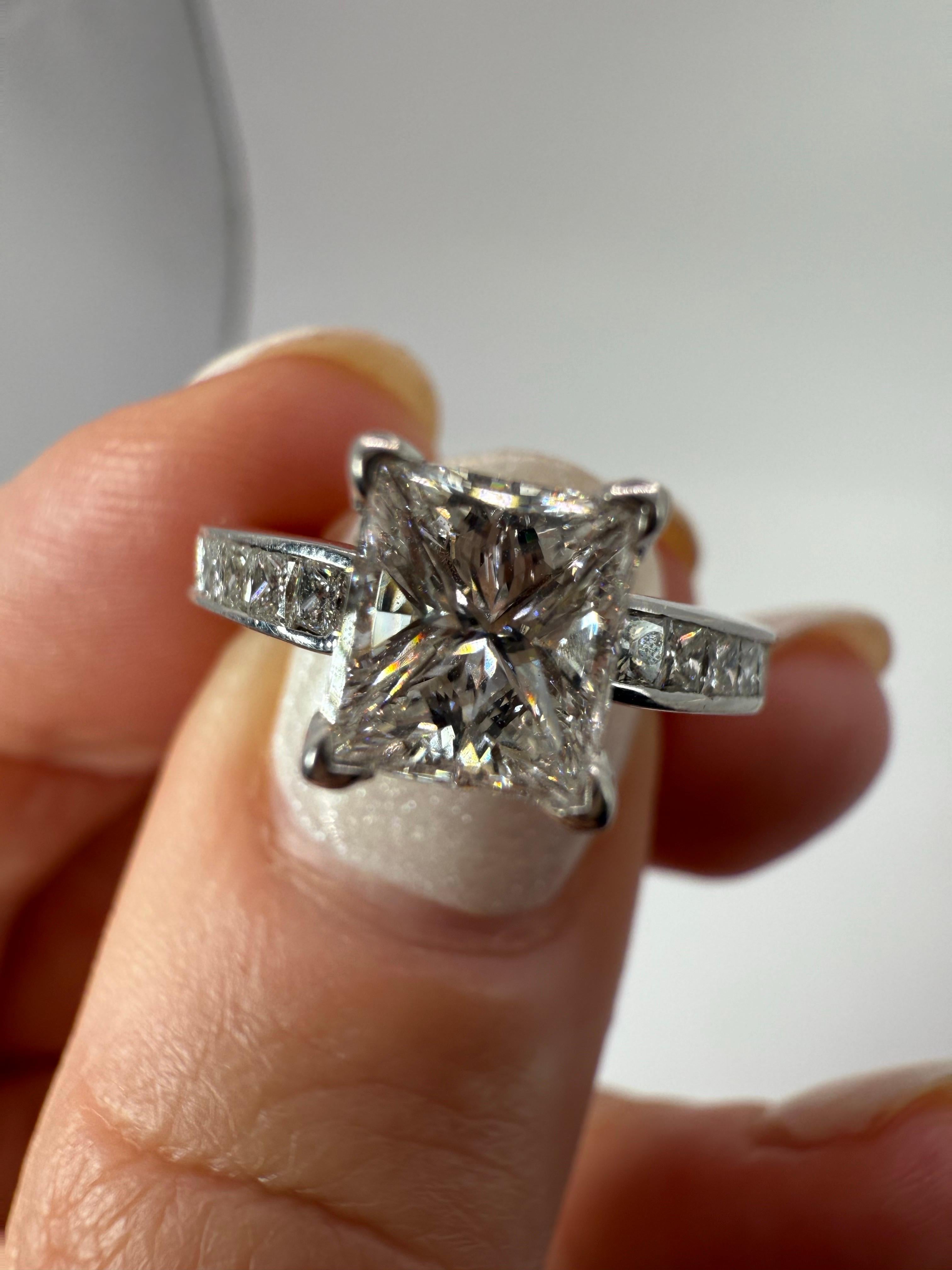 Impresionante anillo de diamantes talla princesa con 1,24 quilates de diamante central certificado por el GIA VS1/F y 0,90 quilates de pequeños diamantes por todo el anillo. El tamaño del anillo es 6. Metal de oro de 14 quilates.

LO QUE SE OBTIENE