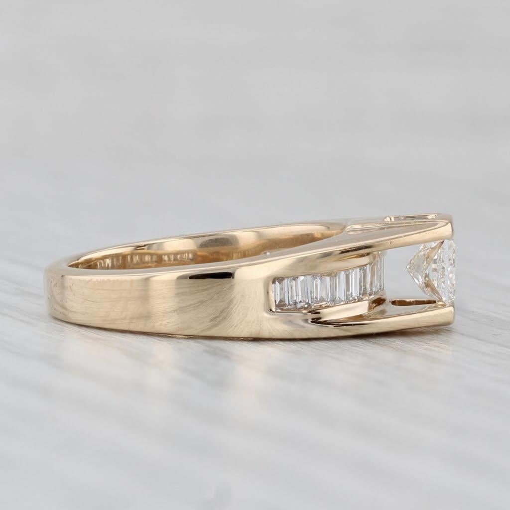 Informations sur les pierres précieuses :
- Diamant naturel -
Carats - 0.52ct
Coupe - Princesse
Couleur - G - H
Clarté - SI2
Veuillez noter qu'il y a des inclusions en surface. 

- Diamants naturels -
Total des carats - 0.72ctw
Coupe -