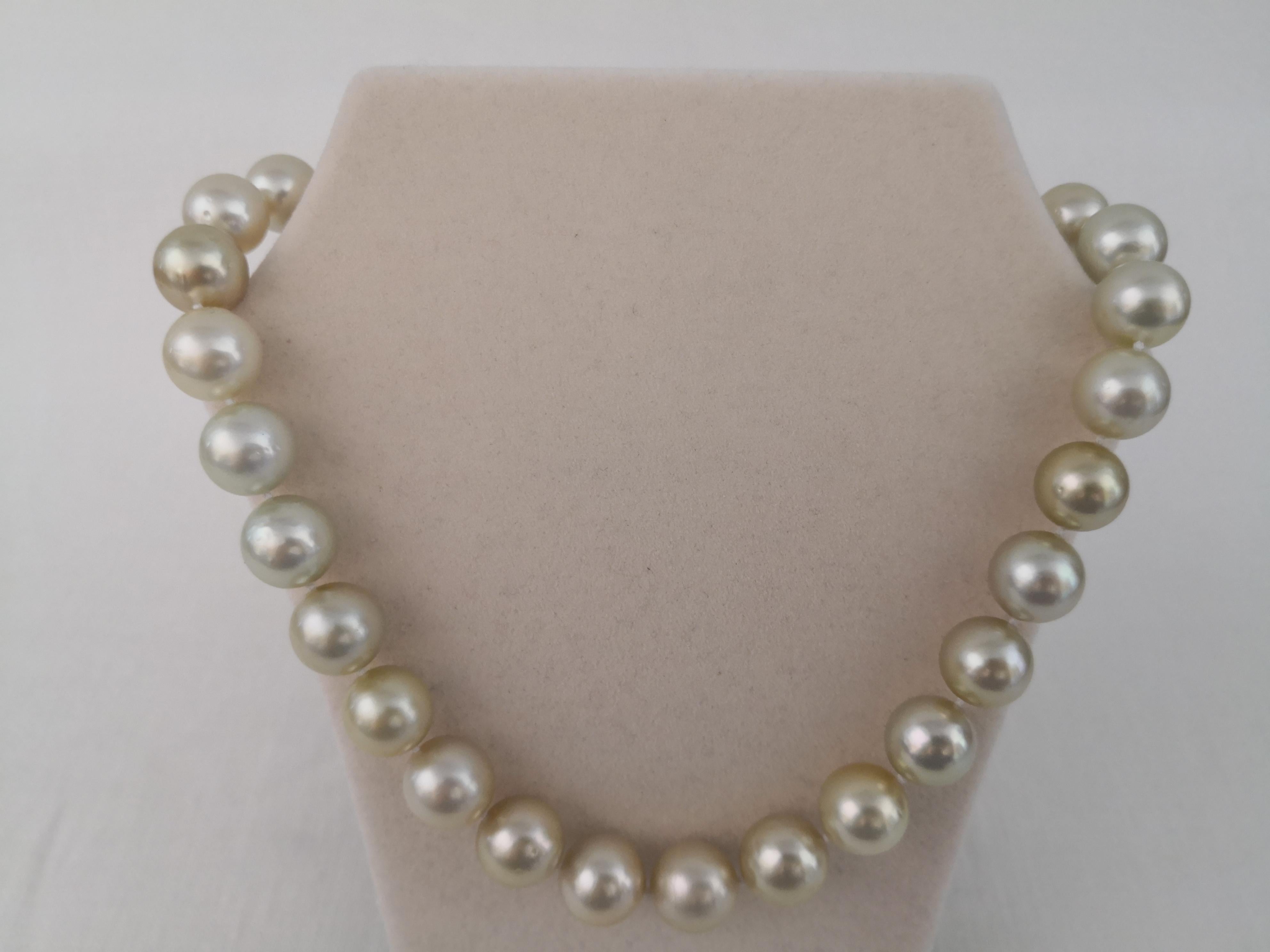 A Natural Color South Sea Pearls necklace

- Size of Pearls 12.5-15mm of diameter

- Pearls from Pinctada Maxima Oyster

- Origin: Indonesia ocean waters

-  Natural  Golden Color pearls

-   Natural luster and orient

-  Pearls of Round shape

- 