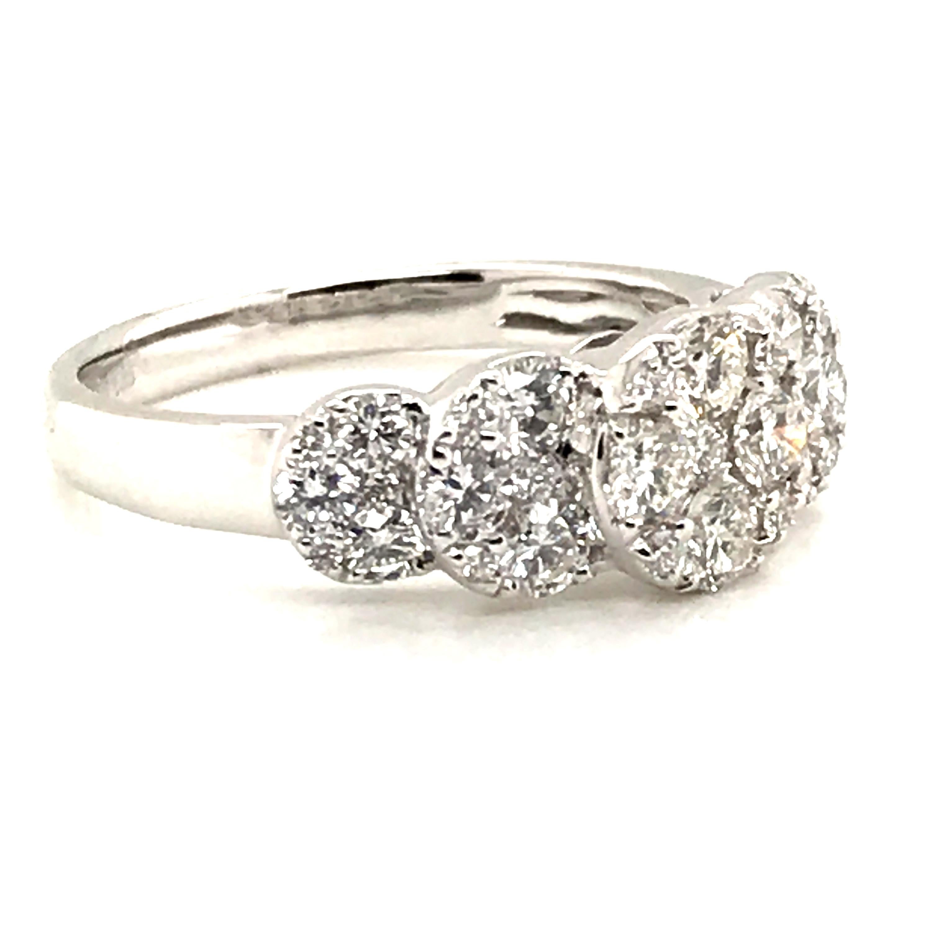 1.25 Carat 5-Section Round Cluster Diamond Ring In New Condition For Sale In New York, NY