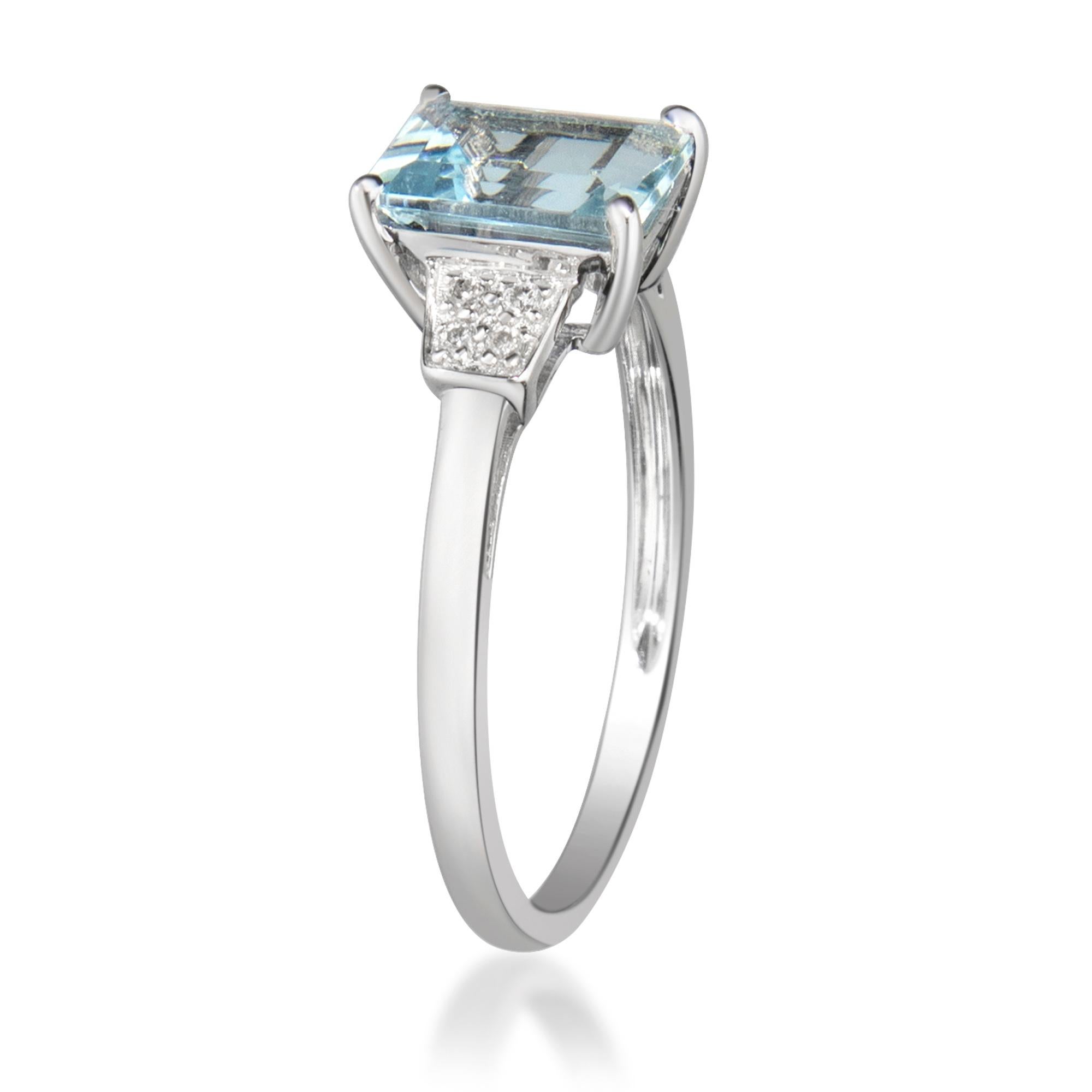 1.25 Carat Aquamarine Emerald Cut Diamond Accents 10K White Gold Engagement Ring Neuf - En vente à New York, NY