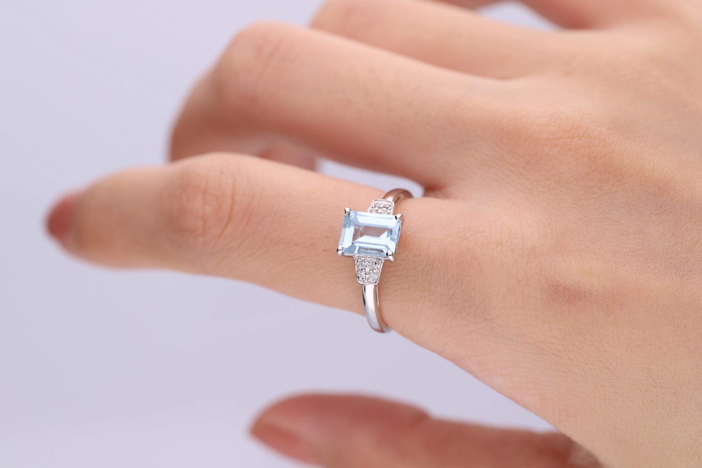Mit diesem exquisiten Ring von Gin and Grace verleihen Sie Ihrem formellen Outfit den letzten Schliff. Der zentrale Stein aus echtem Aquamarin wiegt über ein Karat und ist damit eine sensationelle Ergänzung des Rings. Acht wunderschöne, klare