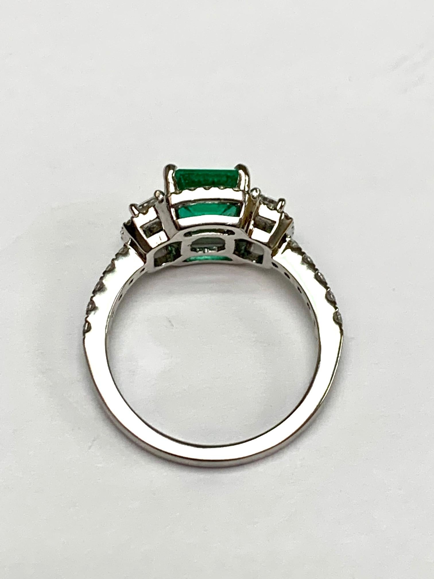 1,25 Karat Asscher-Schliff kolumbianischer Smaragd Diamant Dreistein-Pavé-Ring (Moderne) im Angebot