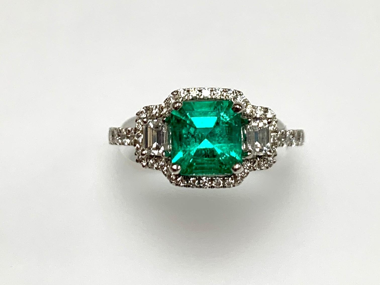 1,25 Karat Asscher-Schliff kolumbianischer Smaragd Diamant Dreistein-Pavé-Ring im Zustand „Neu“ im Angebot in New York, NY