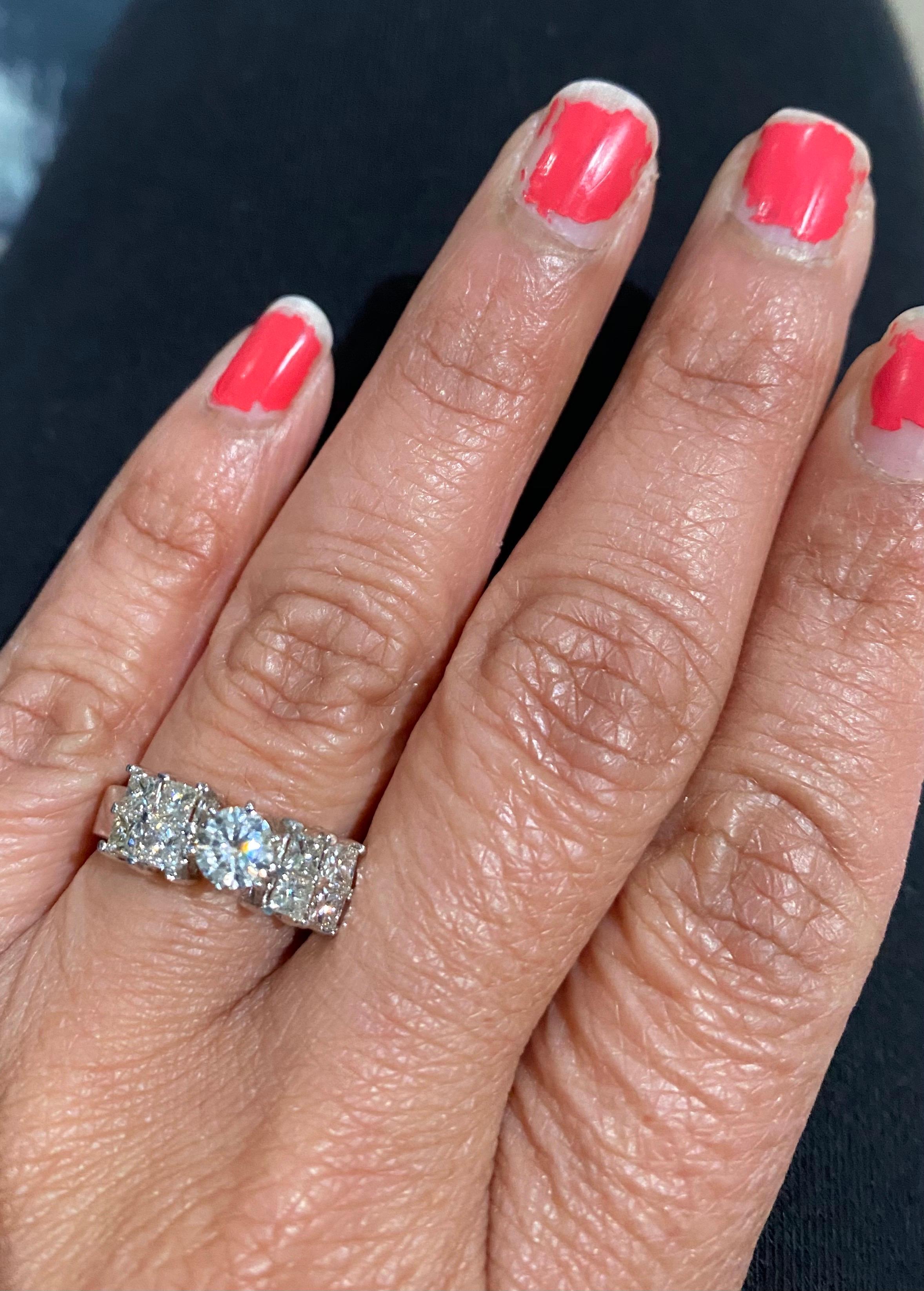 Contemporary 1.25 Carat Diamond 14 Karat White Gold Engagement Ring For Sale