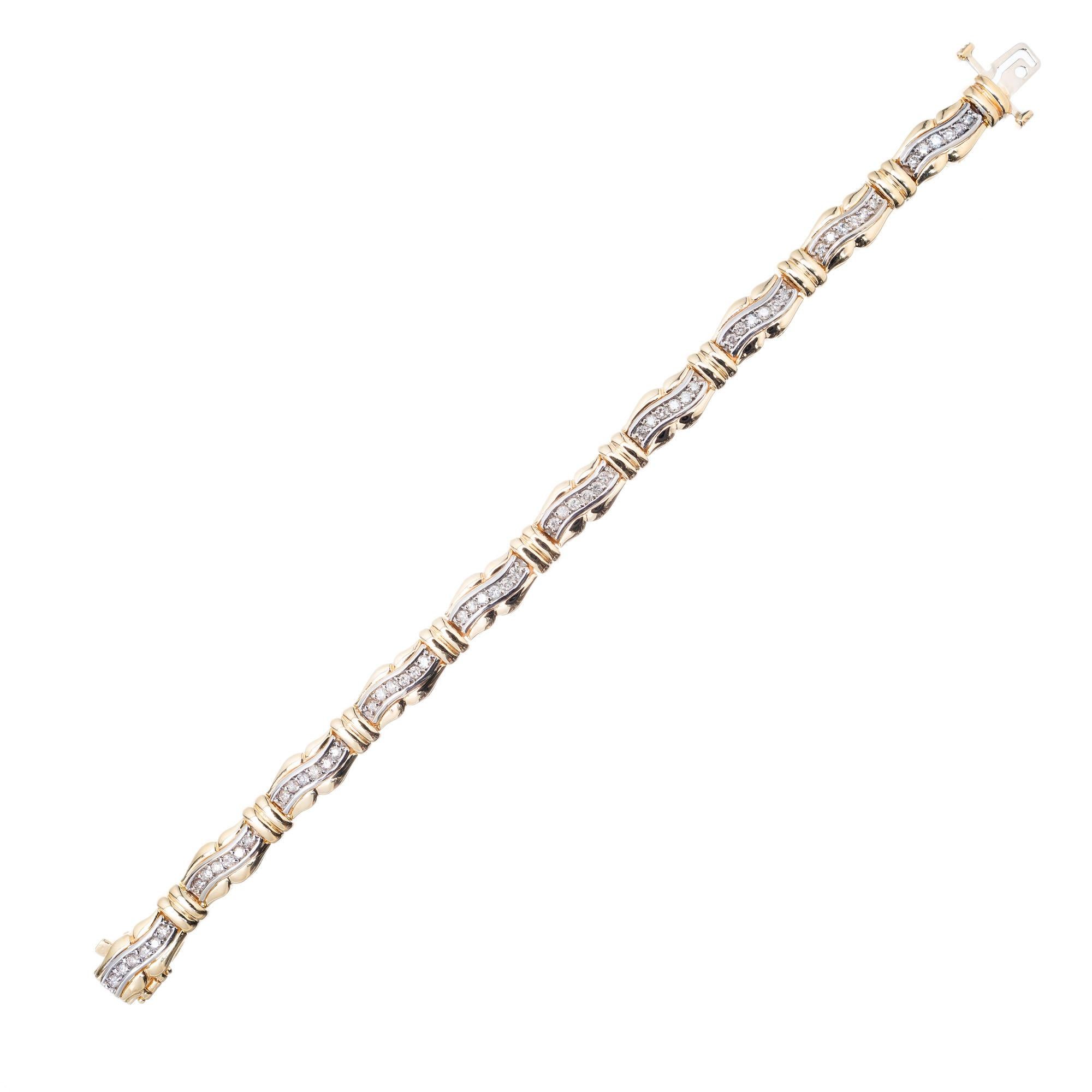 Bracelet à maillons en forme de tourbillon de diamants. 60 diamants pleine taille sertis dans des maillons en or jaune 14k avec des sections de diamants en or blanc serties de diamants pleine taille brillants. Sécurité intégrée de la prise et du