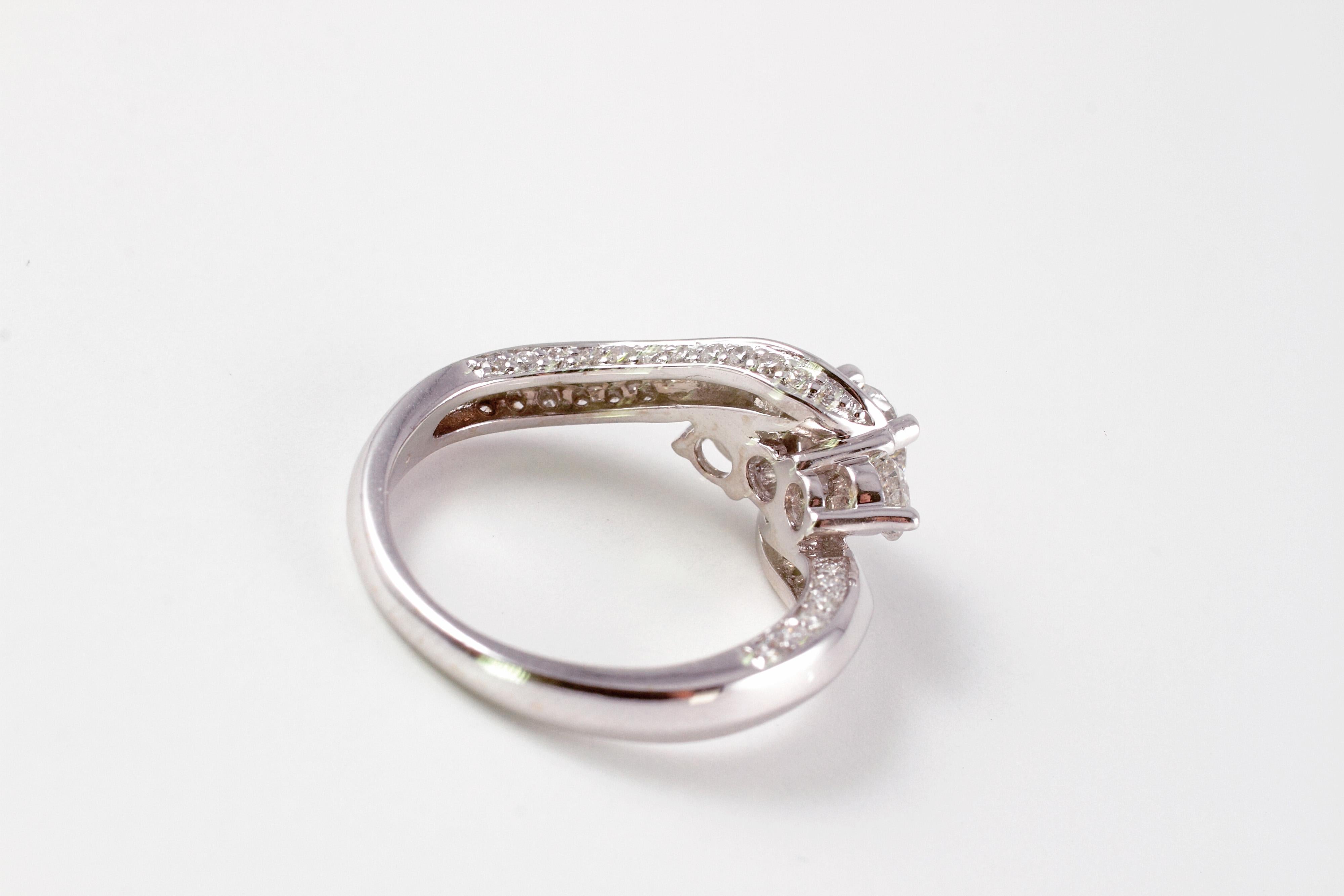 Contemporary 1.25 Carat Diamond Three-Stone Ring in 14 Karat White Gold For Sale