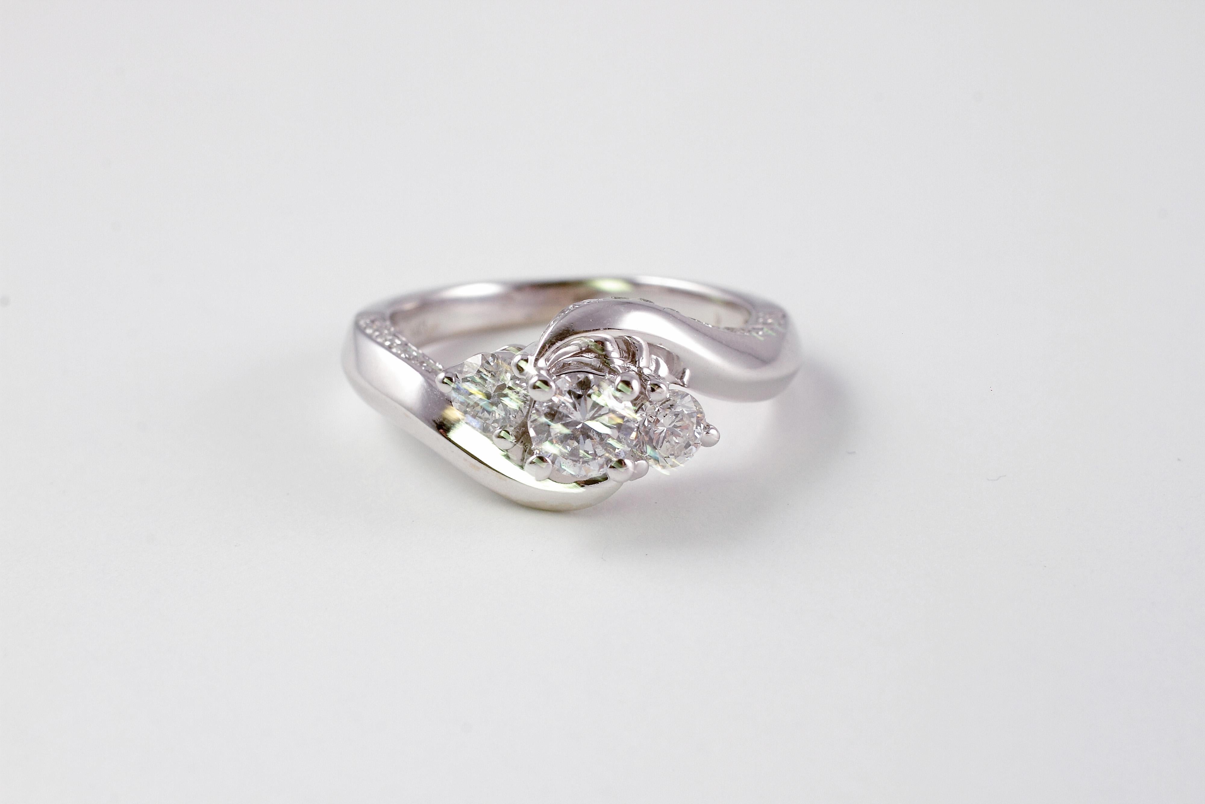 Anello a tre pietre con diamante da 1,25 carati in oro bianco 14 carati in vendita 2