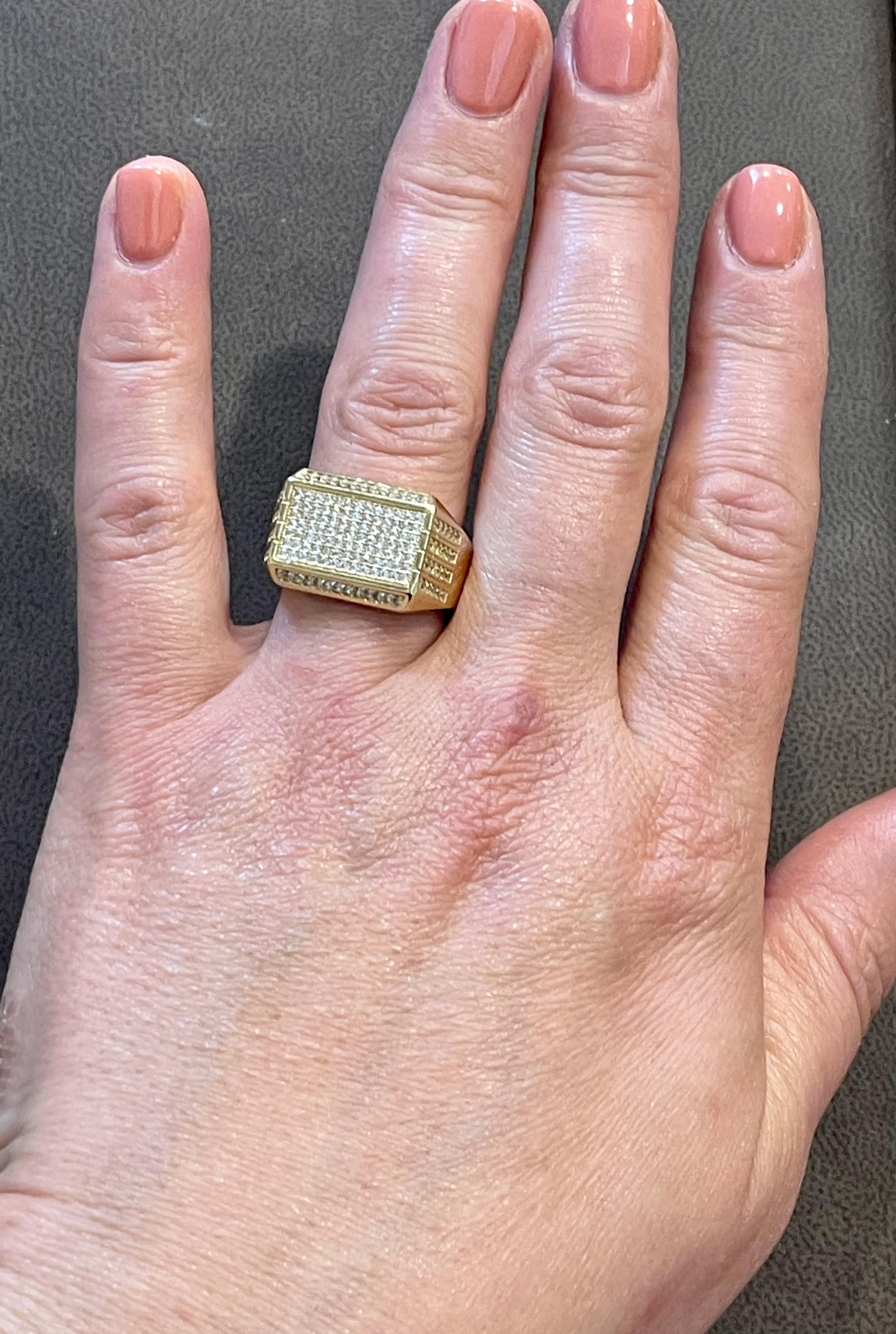 1.25 Carat Diamond Traditional Men's Ring 14 Kt Yellow Gold Ring Estate In Excellent Condition In New York, NY