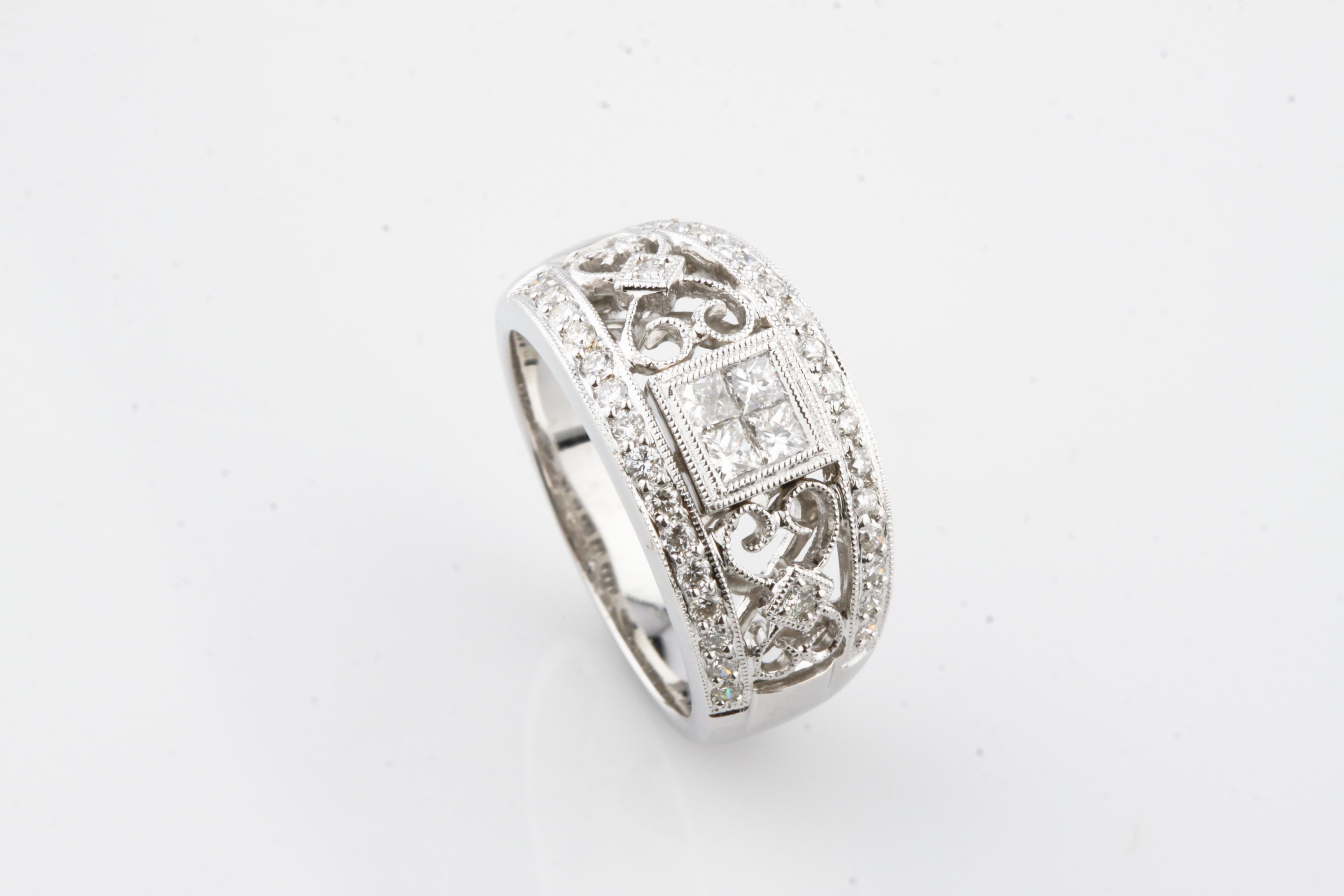 Wunderschöner, einzigartiger 18k Gold Diamond Band Ring
Mit unsichtbar gefasstem Princess-Diamant-Mittelstück und runden Diamant-Akzenten
Aufwändige Filigran-/Milchkornverzierungen
Gesamtgewicht der Diamanten = 1,25 ct
Breite der vorderen