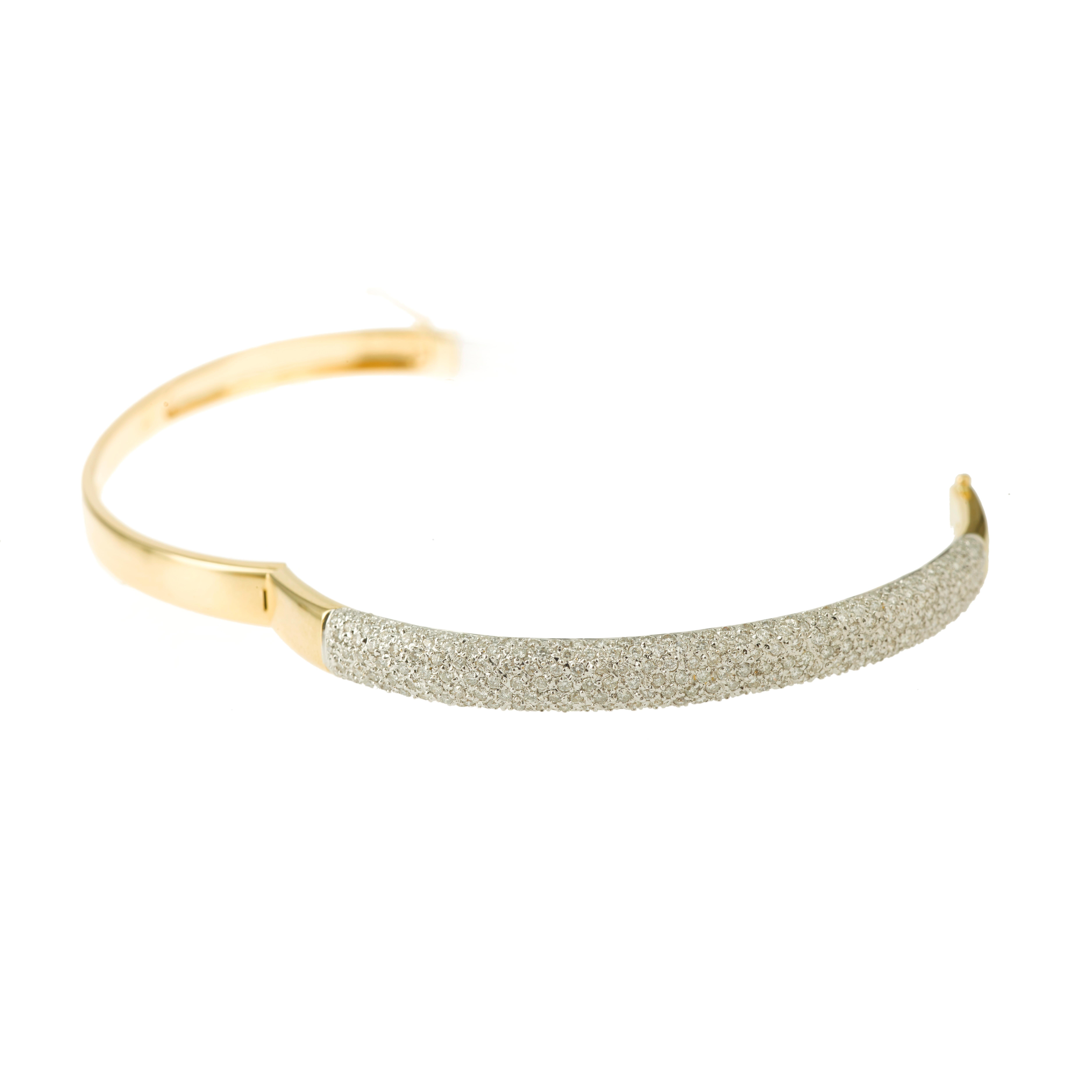 A nice and elegant Yellow gold bangle bracelet set with a pave of 250 brilliant cut diamonds.

Yellow Gold 18 Carats, 750 / 1000th

Total Weight of Diamonds: 1.25 carats

Width: 65 mm / 2.55 inches

Wrist: 19 cm /7.48 inches

Second Hand but perfect