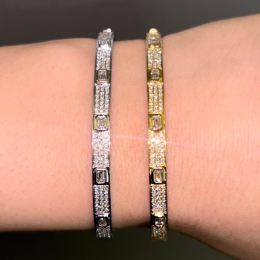 1.25 Carat Emerald and Round Cut Diamond Bangle Bracelet 18K Yellow Gold  In New Condition For Sale In New York, NY