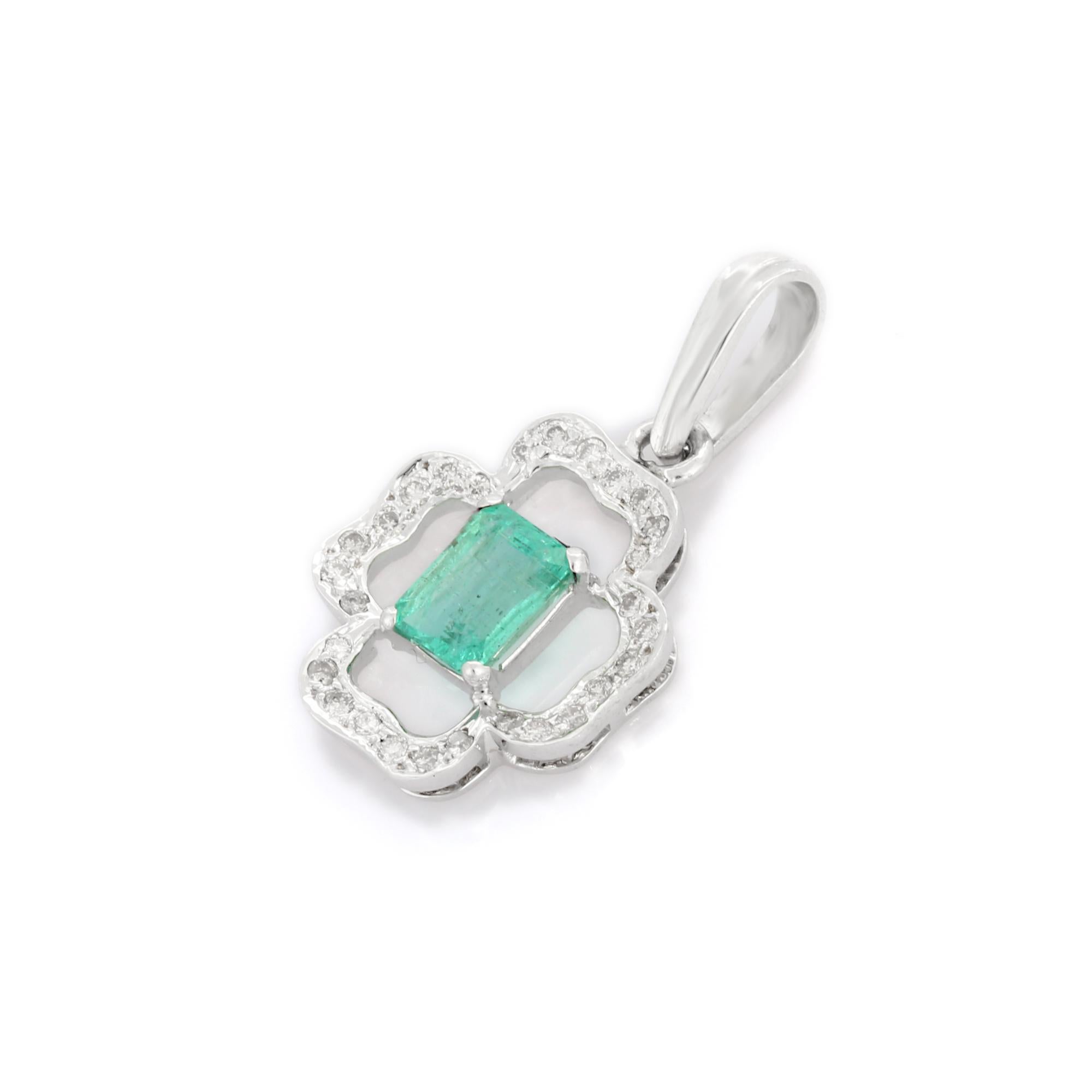 1.25 Carat Emerald Floral Diamond Pendant in 18K White Gold In New Condition For Sale In Houston, TX