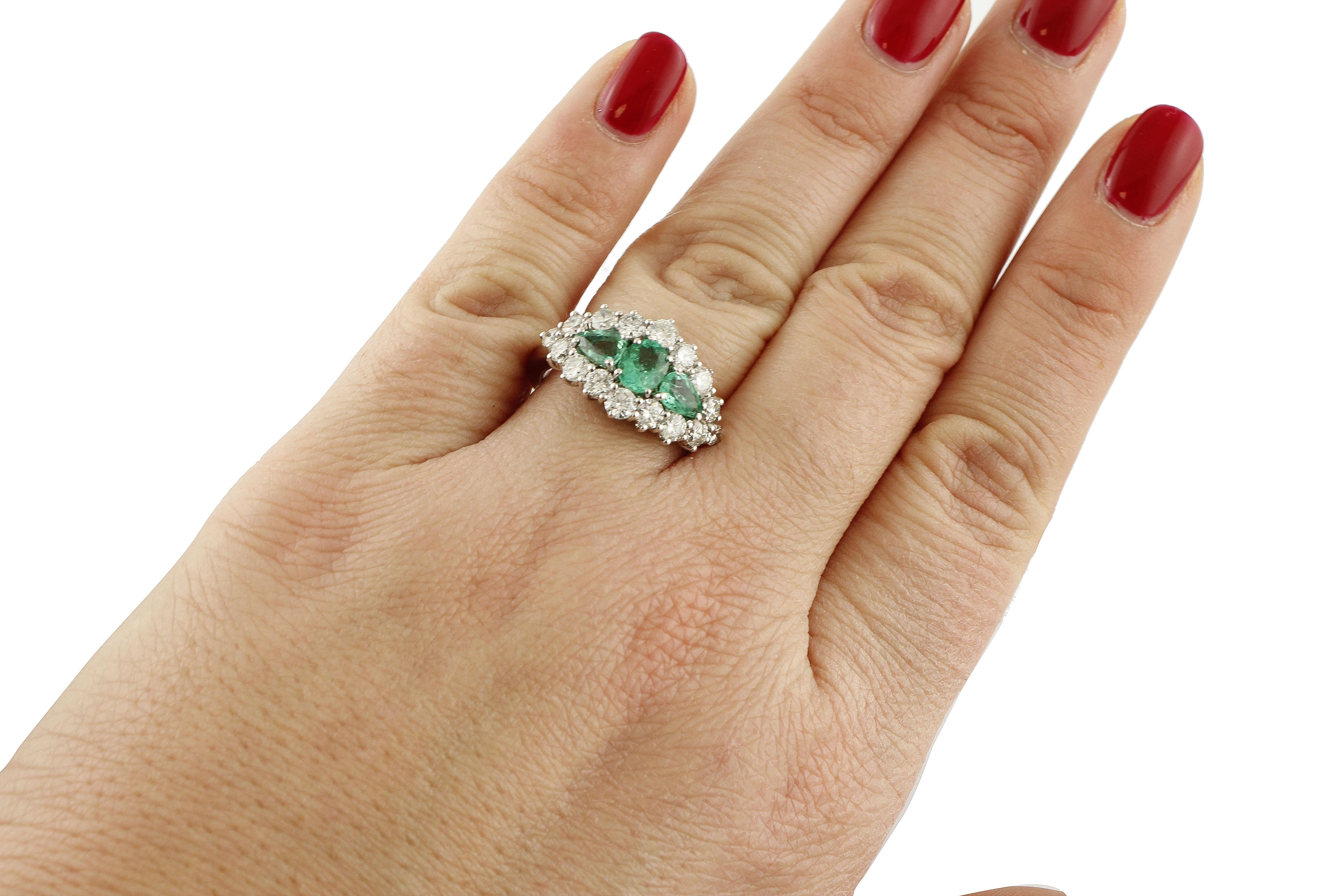 1.25 Carat Emeralds 1.72 Carat White Diamonds White Gold Ring In Excellent Condition For Sale In Marcianise, Marcianise (CE)