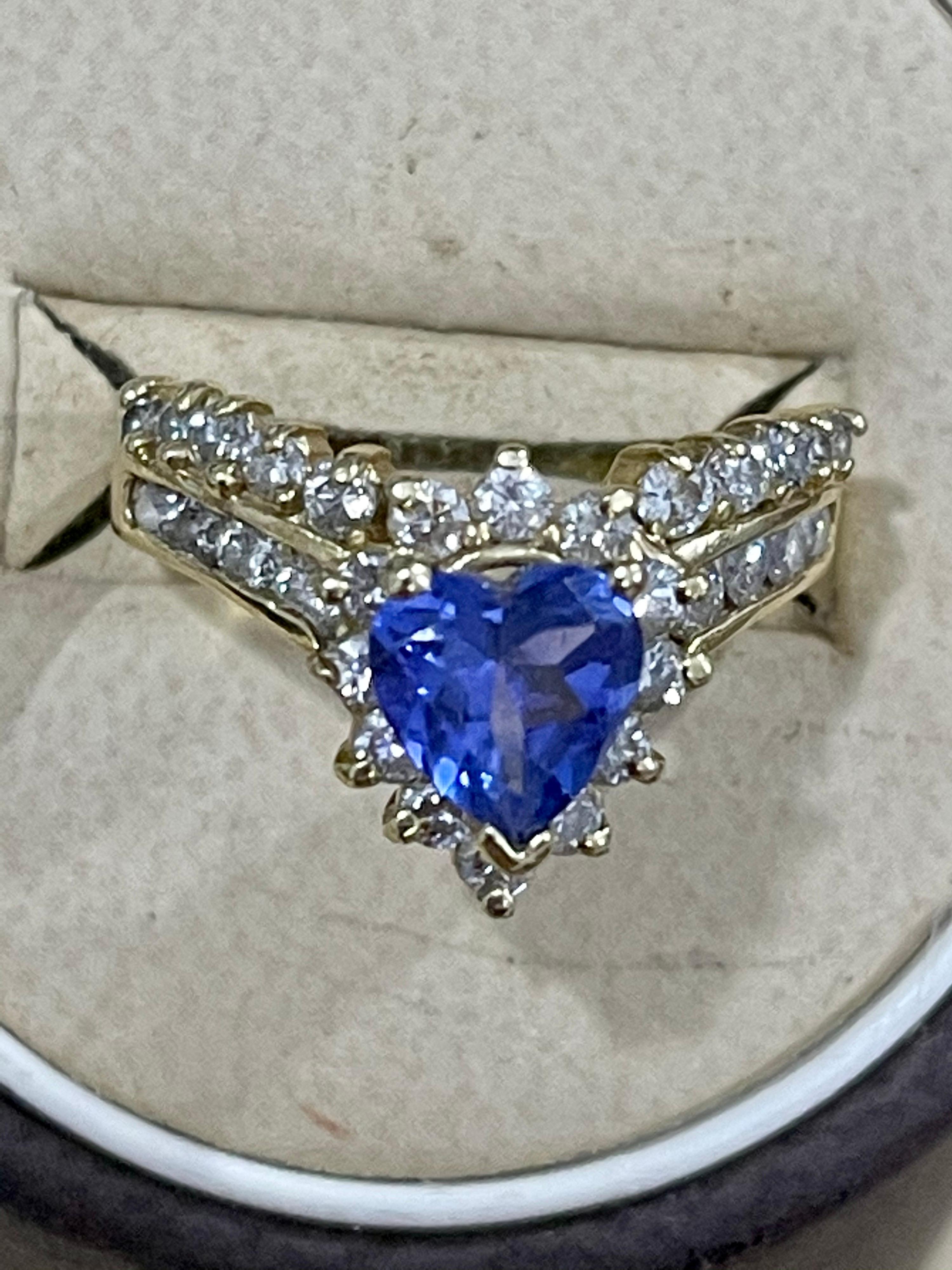 Bague en or jaune 14 carats avec tanzanite en forme de cœur de 1,25 carat et diamants de 1,5 carat en vente 3