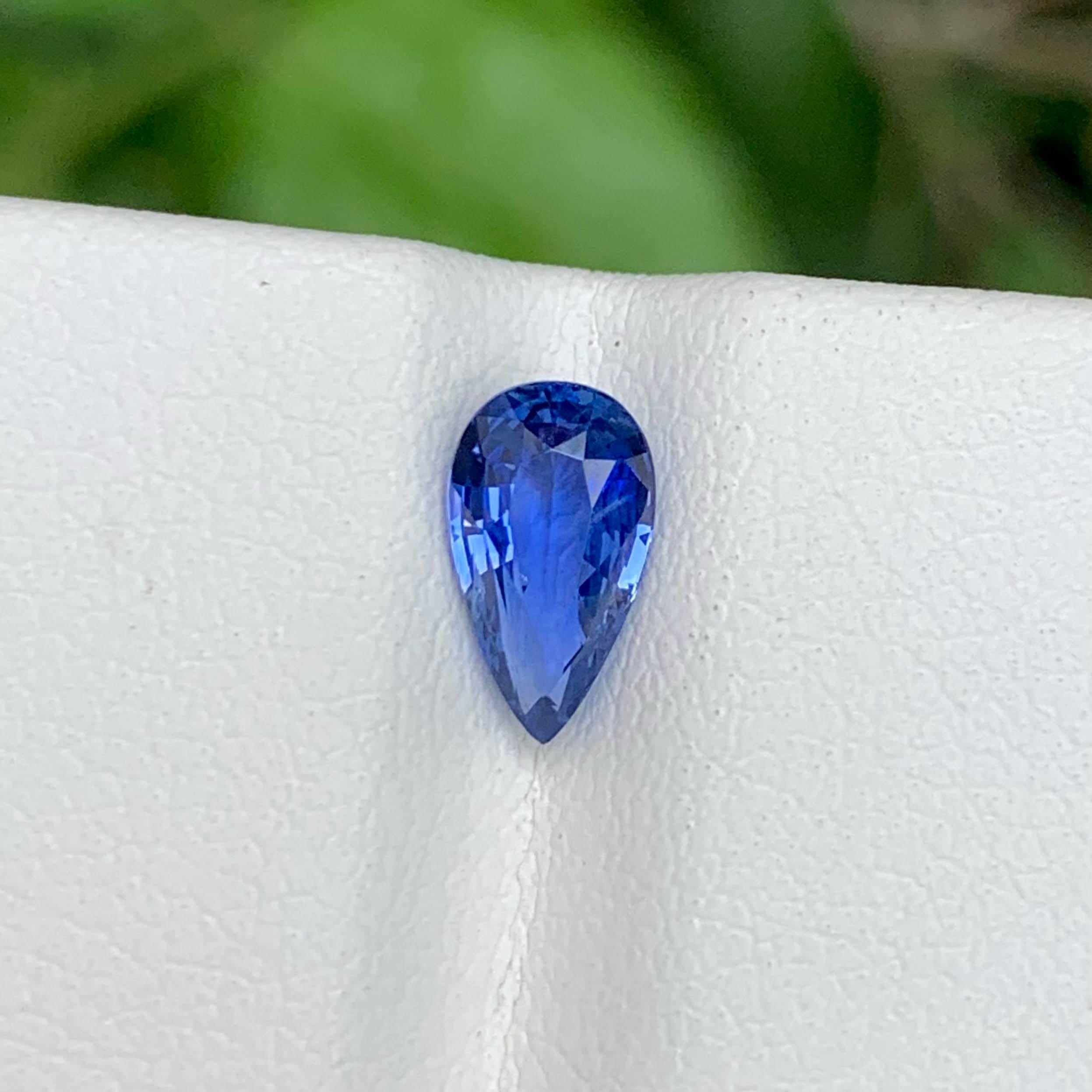 Gewicht 1,25 Karat
Abmessungen 8,6x4,9x3,5mm
Behandlung Keine
Herkunft Sri Lanka
Klarheit VVS
Form Schnitt Birne
NA



Dieser natürliche blaue Saphir von 1,25 Karat ist ein anmutiger und eleganter Edelstein mit einem lebhaften königsblauen Farbton