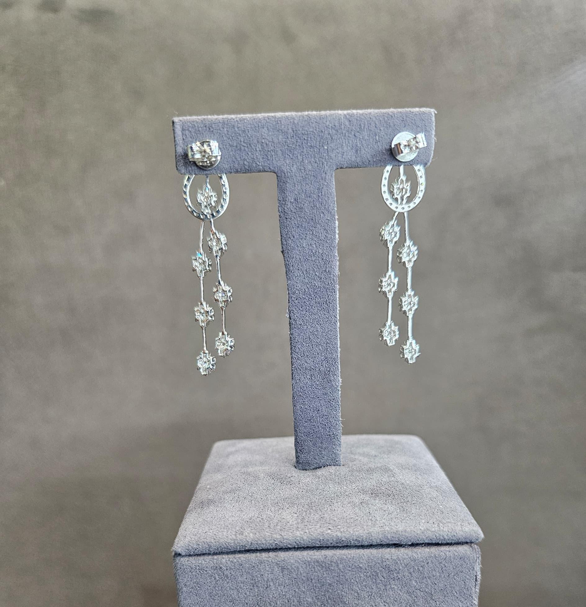 Orecchini a pendente con diamanti in oro bianco 18 carati - Scintillio senza sforzo per la tua serata fuori casa

Fai girare la testa con un lusso discreto. Questi orecchini pendenti in oro bianco 18 carati presentano diamanti bianchi selezionati a