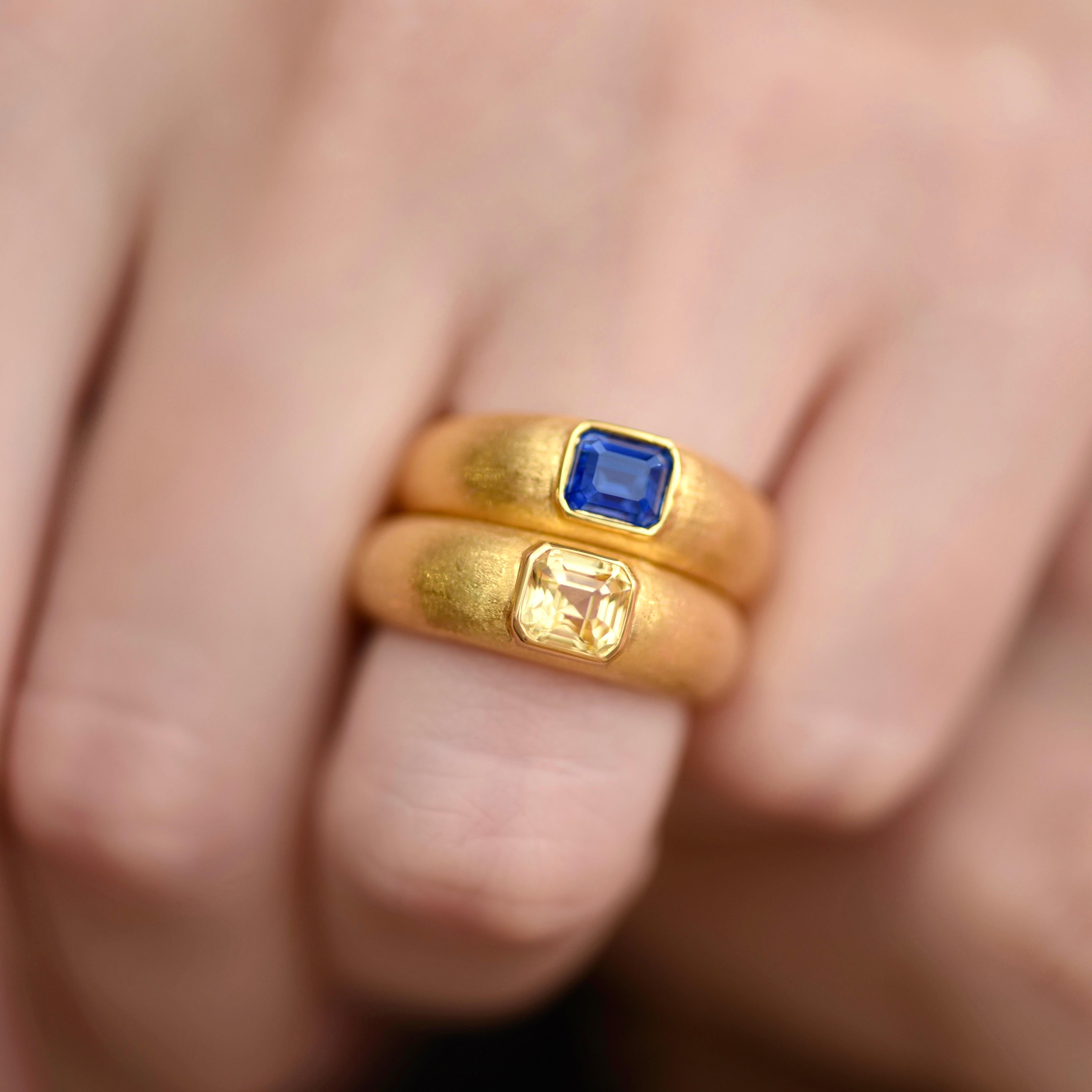 Women's or Men's 1, 25 Carat Natural Blue Sapphire 18 Karat Yellow Gold Ring Tuxedo by D&A