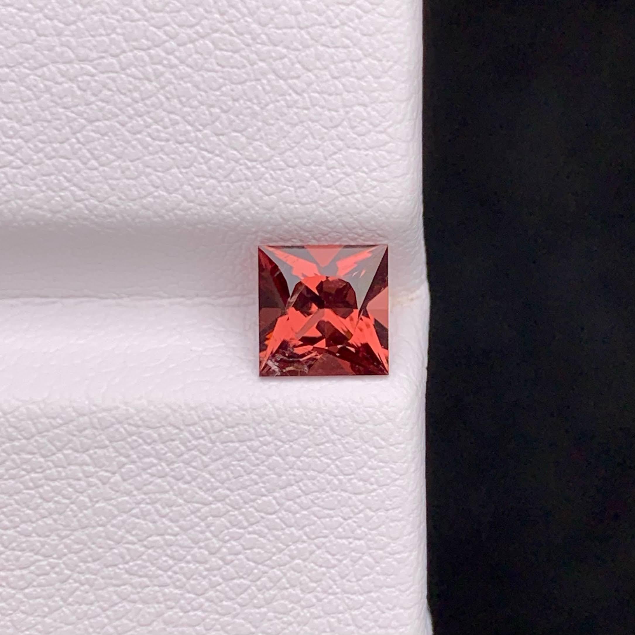 Gewicht 1,25 Karat 
Abmessungen 6,1 x 6,0 x 4,2 mm
Behandlung Keine 
Herkunft Birma
Klarheit VVS 
Formschliff Prinzessinnenschliff




Der 1,25 Karat schwere, lose karminrote Spinell besticht durch seinen lebhaften Prinzess-Schliff, der Brillanz und