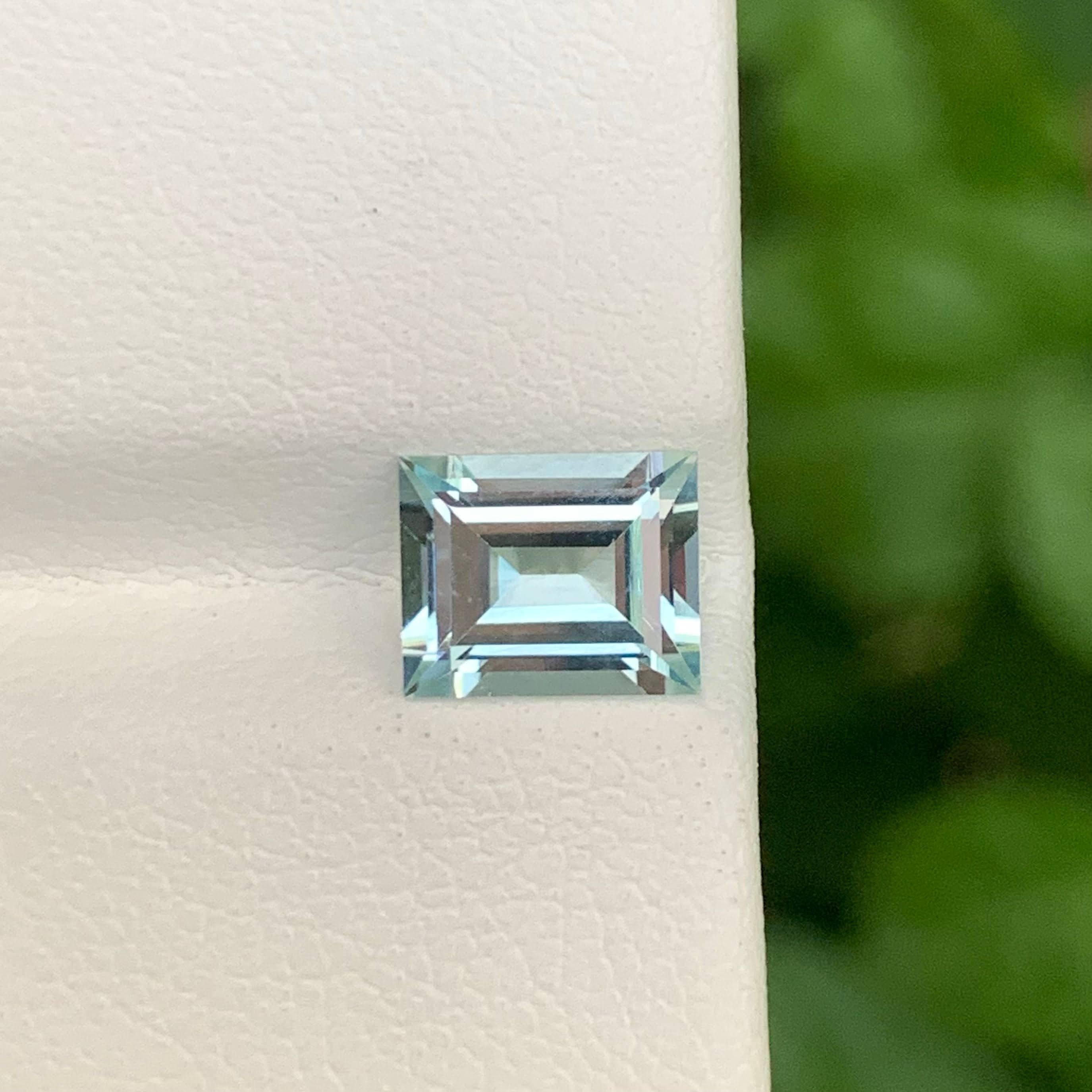 Poids 1,25 carat 
Dimensions 7.5x6.1x3.9mm
Traitement Aucun
Origine : Pakistan 
Clarity Eye Clean 
Forme Coupe Baguette 
NA



Cette aigue-marine naturelle exceptionnelle de 1,25 carat présente une teinte bleue sereine et glacée et une taille