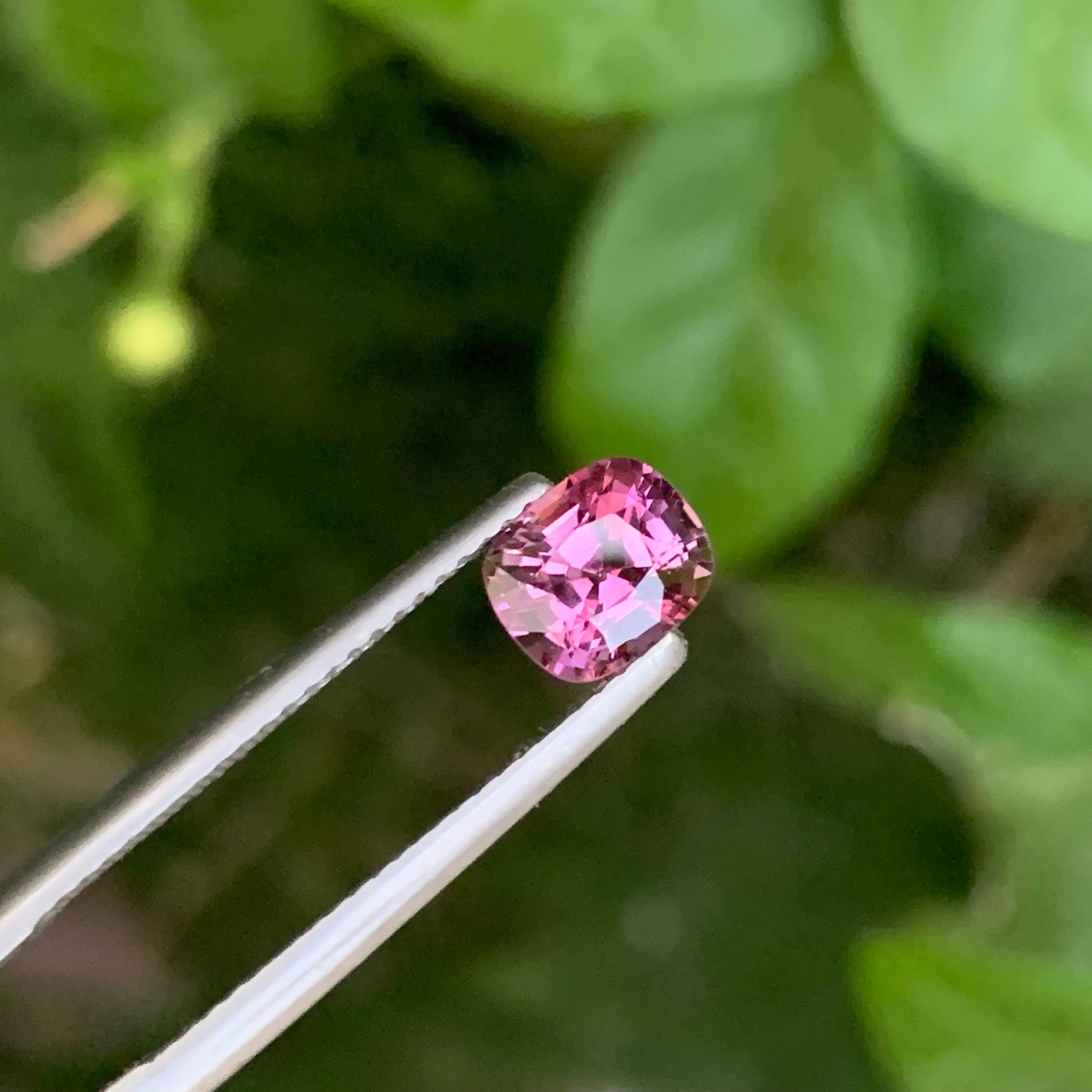 1.25 Carat Natural Loose Purplish Pink Burmese Spinel Fancy Cushion Cut Gemstone (pierre précieuse taillée en coussin) en vente 4