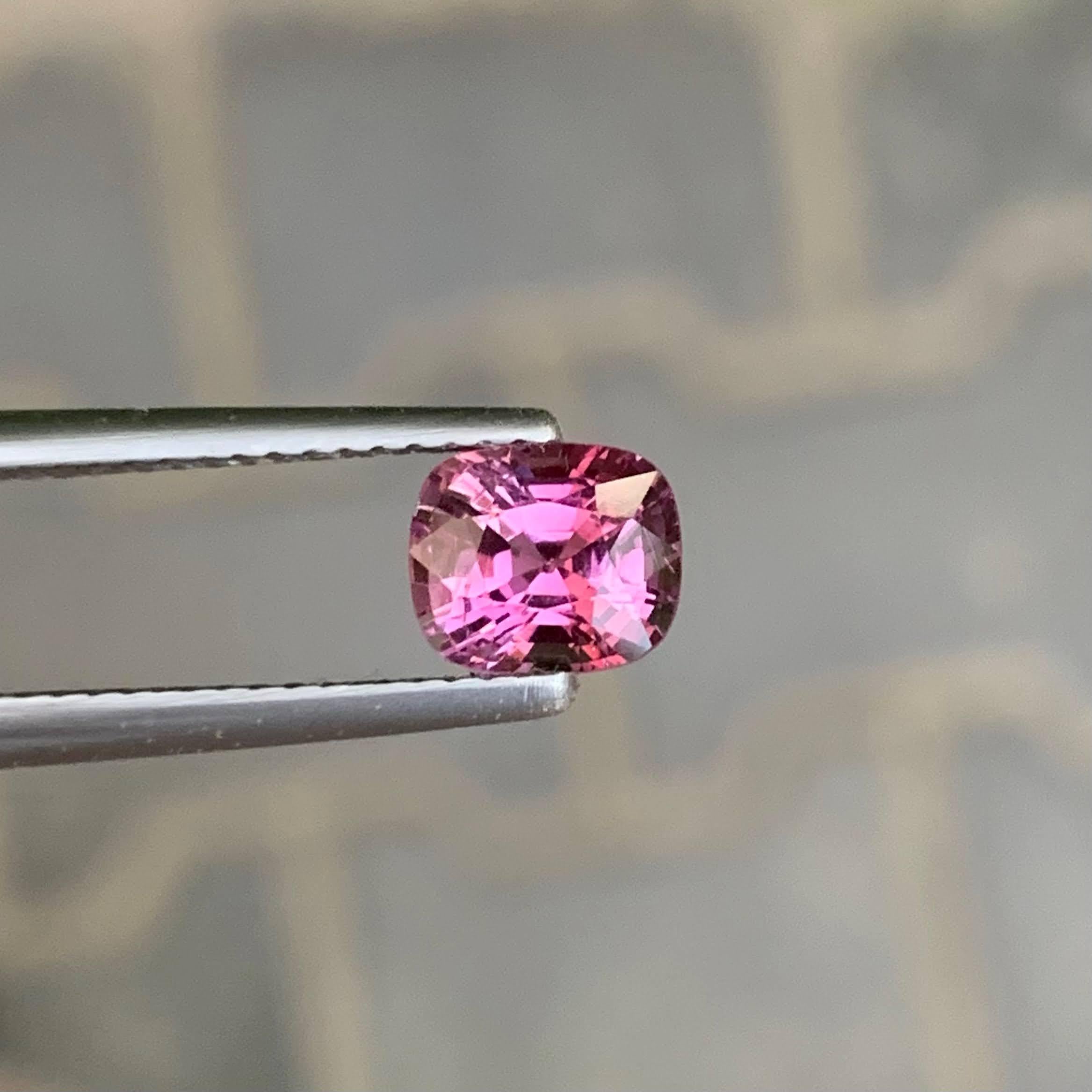 Poids 1,25 carat
Dimensions 6,6x5,6x4,4 mm
Traitement Aucun
Origine Birmanie
Clarté VVS
Forme Coupe Coussin 
NA



Ce charmant spinelle naturel de 1,25 carat présente une teinte rose violacée captivante, exhalant l'élégance et la grâce dans chacune