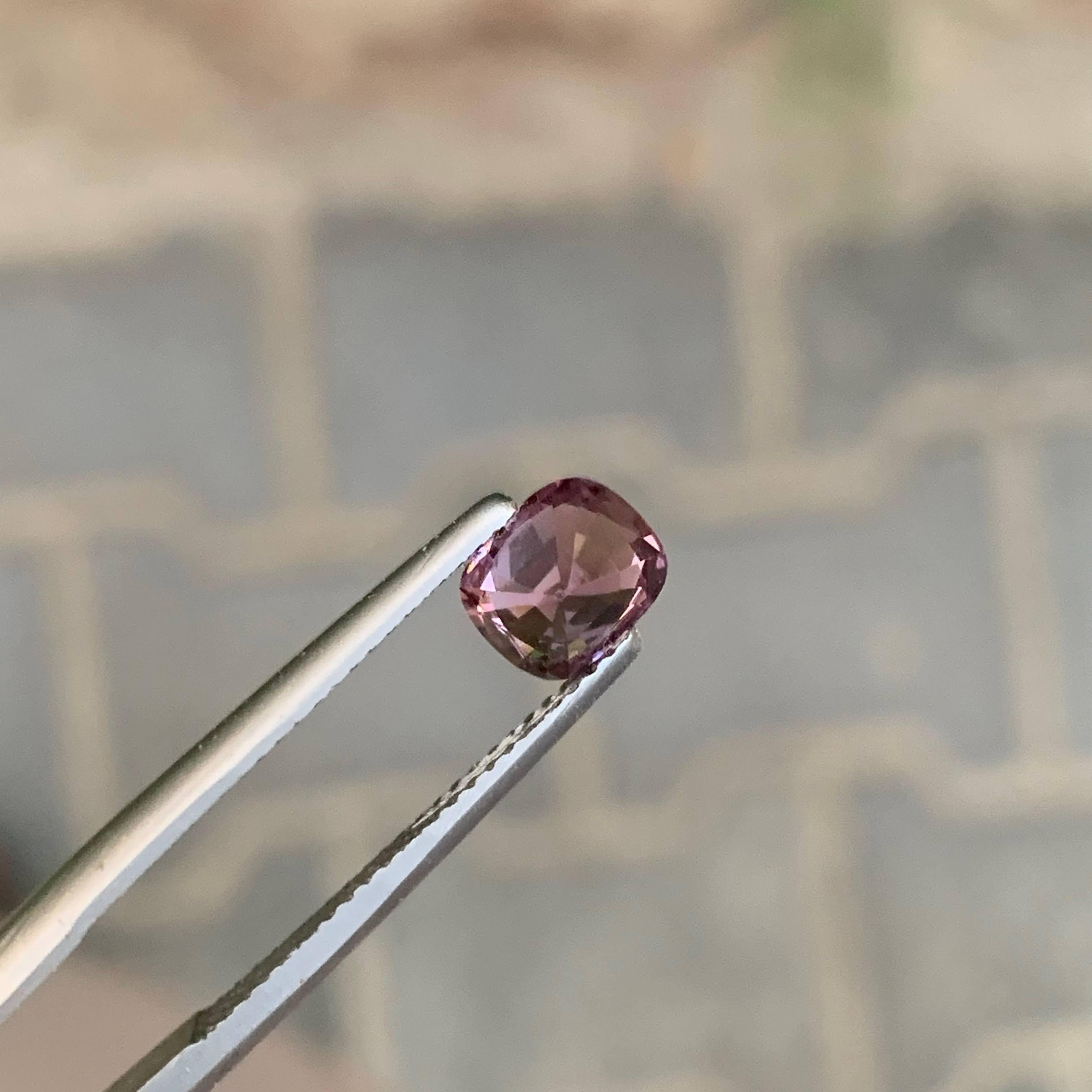 Moderne 1.25 Carat Natural Loose Purplish Pink Burmese Spinel Fancy Cushion Cut Gemstone (pierre précieuse taillée en coussin) en vente