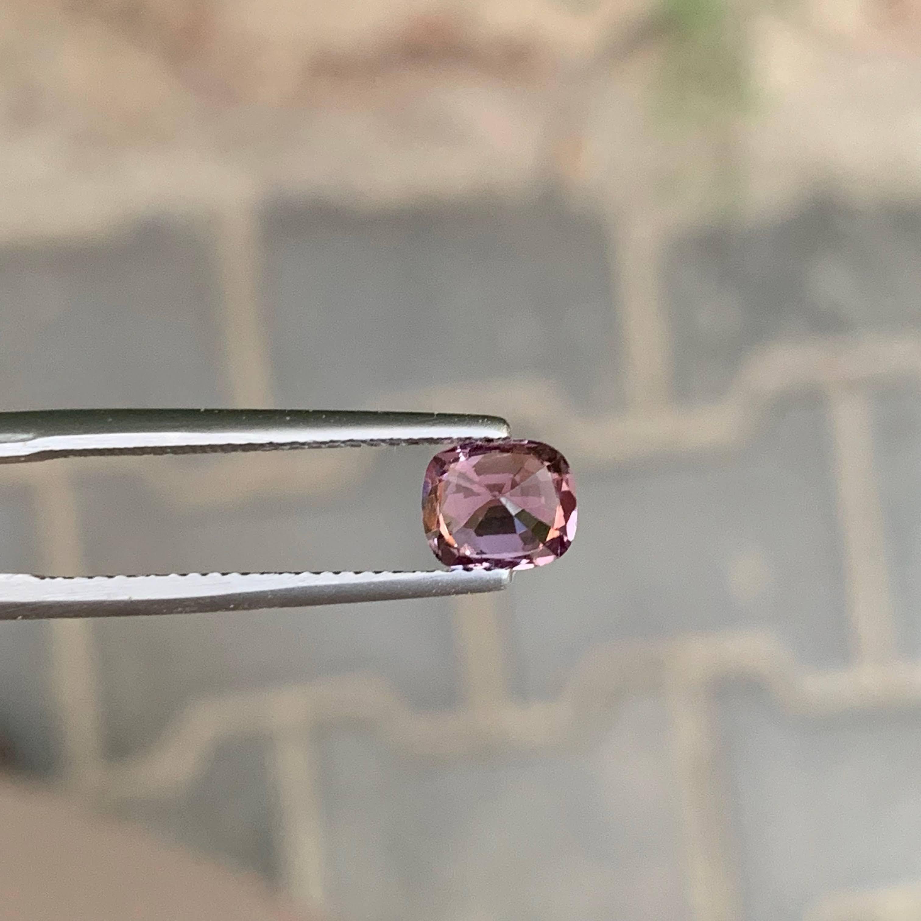 Taille coussin 1.25 Carat Natural Loose Purplish Pink Burmese Spinel Fancy Cushion Cut Gemstone (pierre précieuse taillée en coussin) en vente
