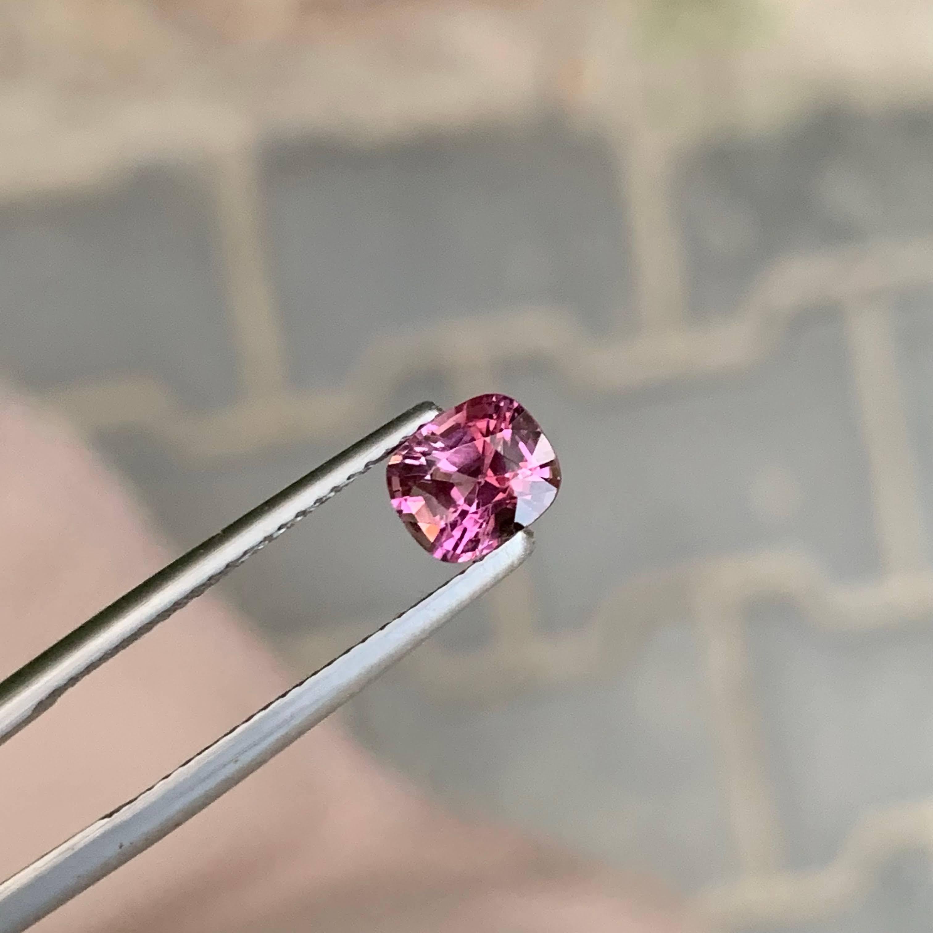 1.25 Carat Natural Loose Purplish Pink Burmese Spinel Fancy Cushion Cut Gemstone (pierre précieuse taillée en coussin) Neuf - En vente à Bangkok, TH