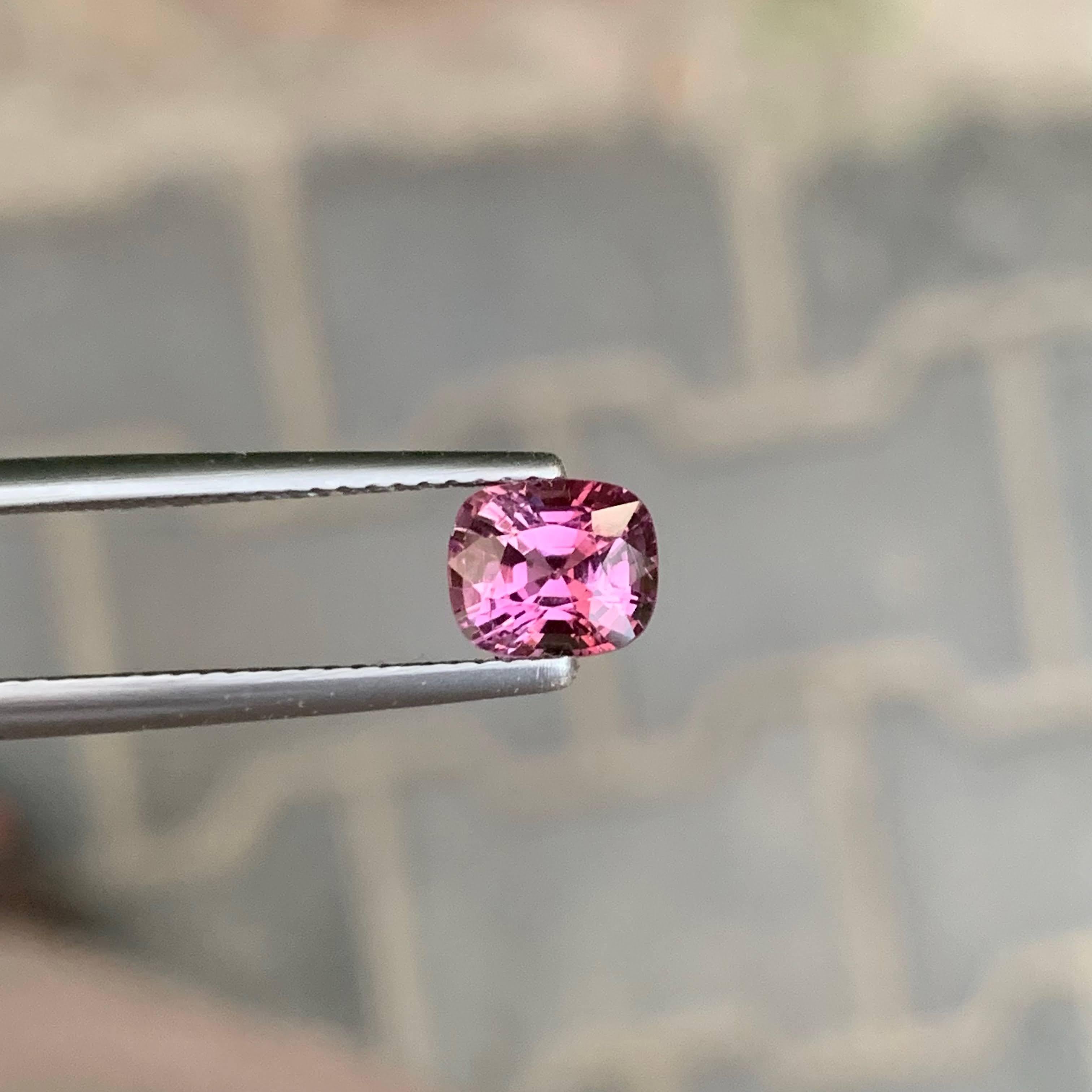 1.25 Carat Natural Loose Purplish Pink Burmese Spinel Fancy Cushion Cut Gemstone (pierre précieuse taillée en coussin) Unisexe en vente