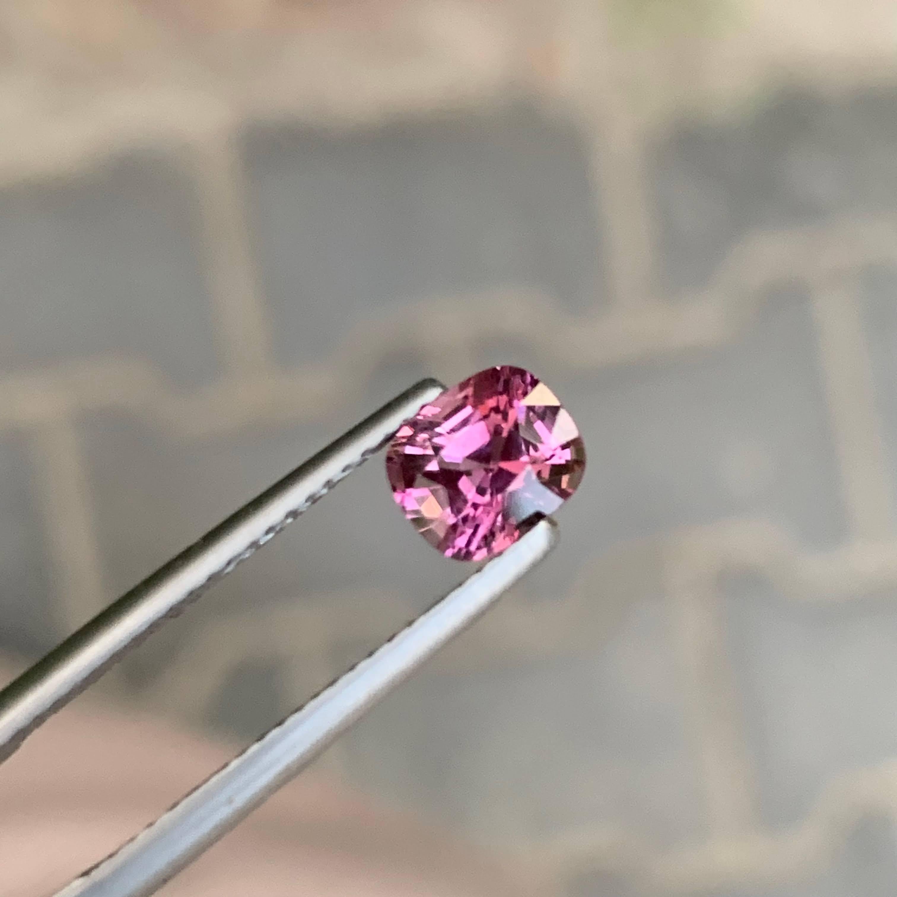 1.25 Carat Natural Loose Purplish Pink Burmese Spinel Fancy Cushion Cut Gemstone (pierre précieuse taillée en coussin) en vente 1