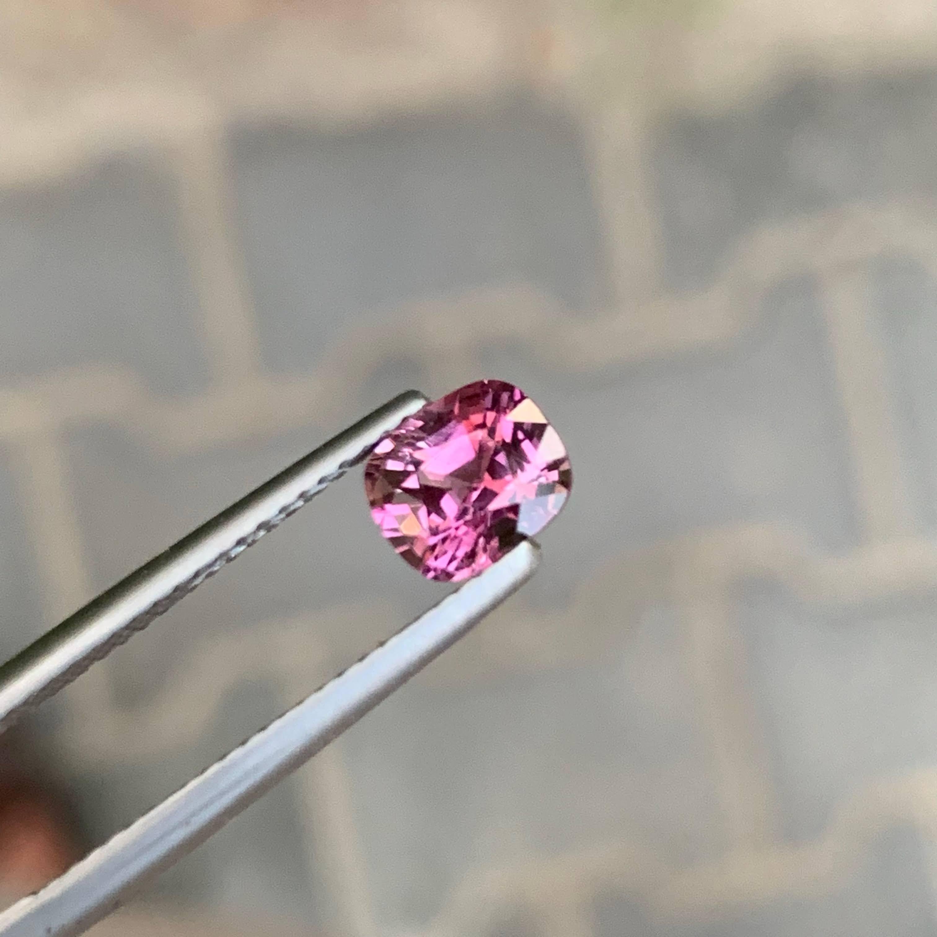 1.25 Carat Natural Loose Purplish Pink Burmese Spinel Fancy Cushion Cut Gemstone (pierre précieuse taillée en coussin) en vente 2