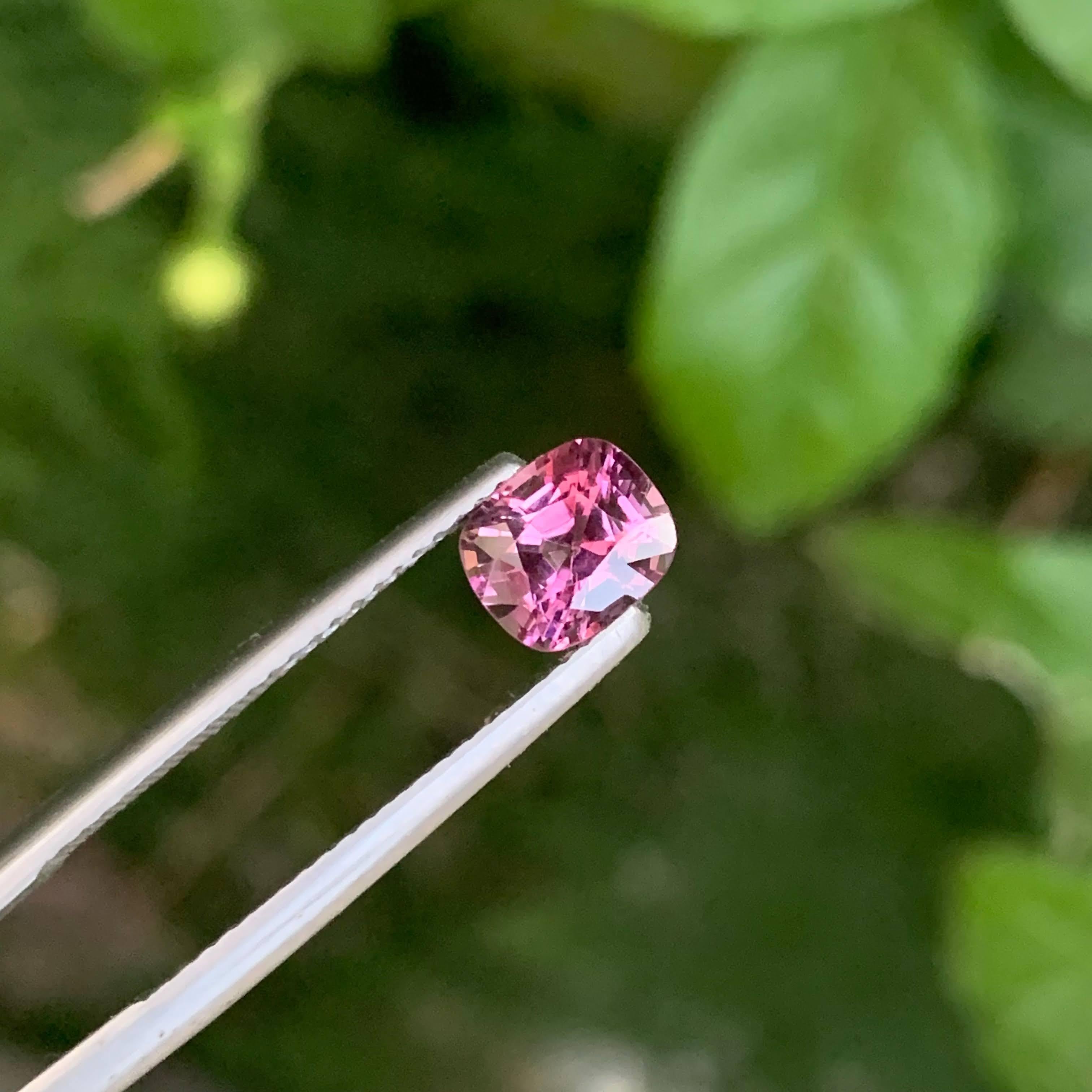 1.25 Carat Natural Loose Purplish Pink Burmese Spinel Fancy Cushion Cut Gemstone (pierre précieuse taillée en coussin) en vente 3