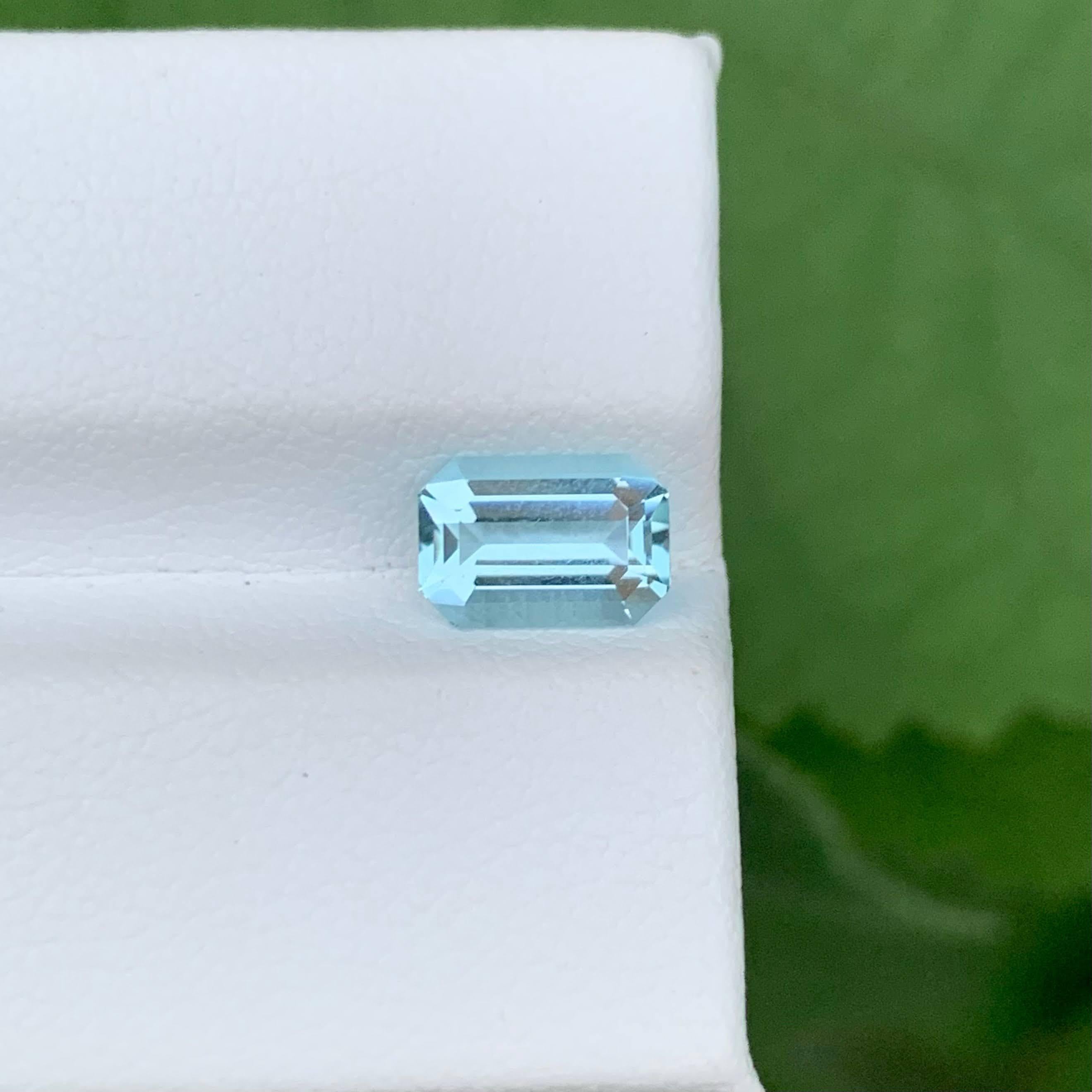 Gewicht 1,25 Karat 
Abmessungen 8,0x5,5x3,9 mm
Behandlung Keine 
Herkunft Pakistan 
Clarity Eye Clean 
Form Schliff Smaragd 





Dieser 1,25-Karat-Aquamarin ist ein Edelstein von außergewöhnlichem Charme und Brillanz. Der raffinierte Smaragdschliff