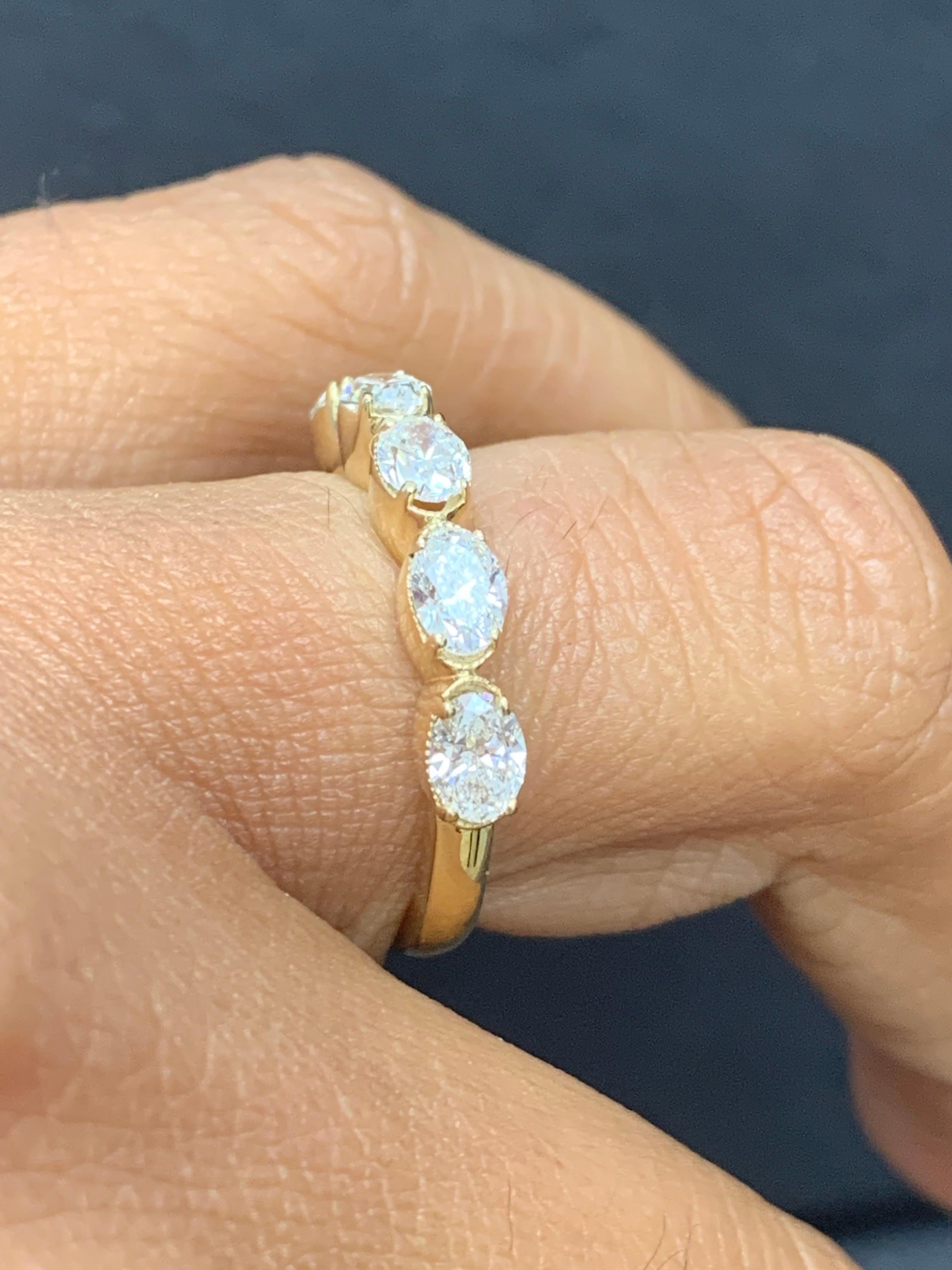 Taille ovale Alliance à 5 pierres en or jaune 14 carats avec diamants taille ovale de 1,25 carat en vente