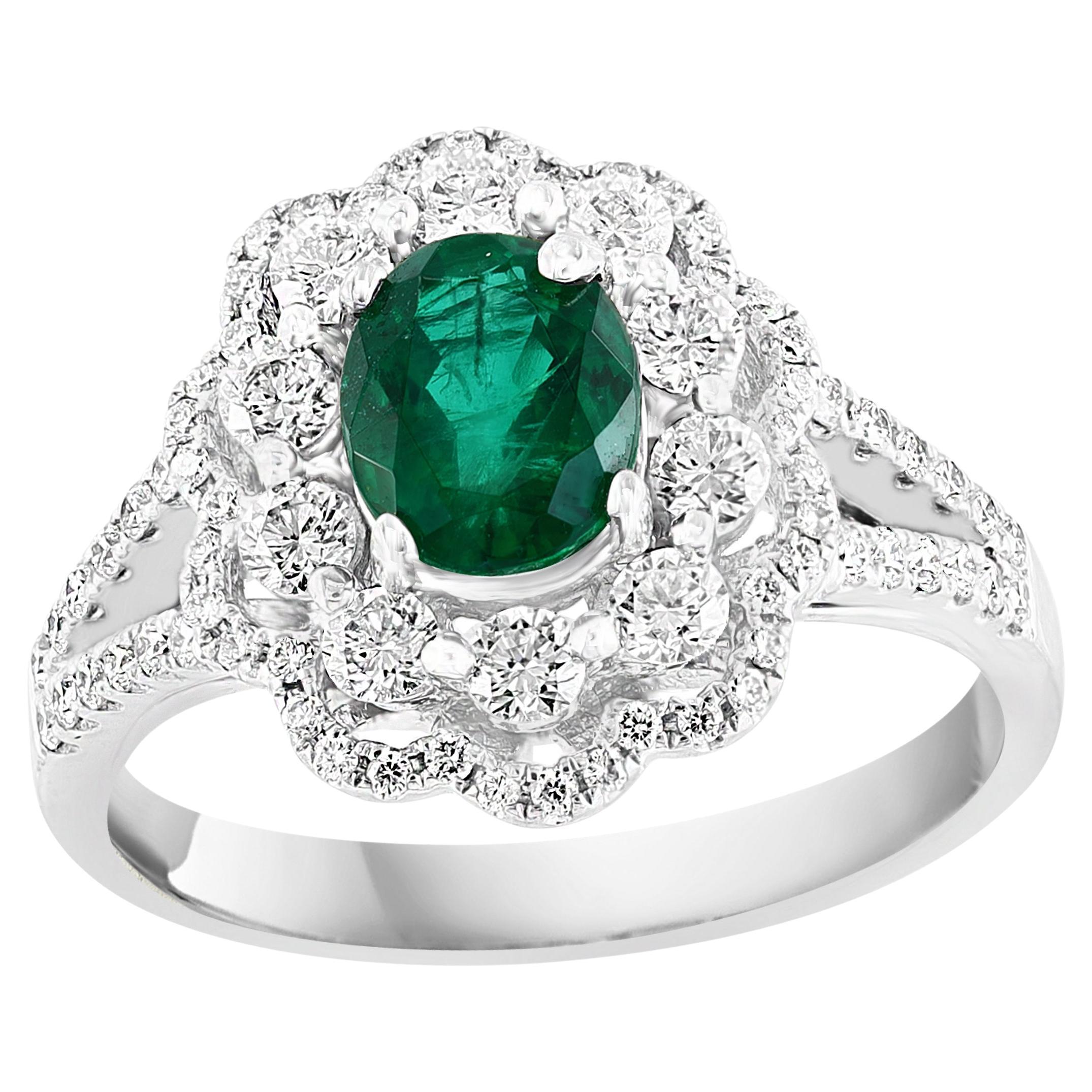 Esmeralda ovalada de 1,25 quilates y anillo flor de cóctel de diamantes en oro blanco de 18 quilates en venta