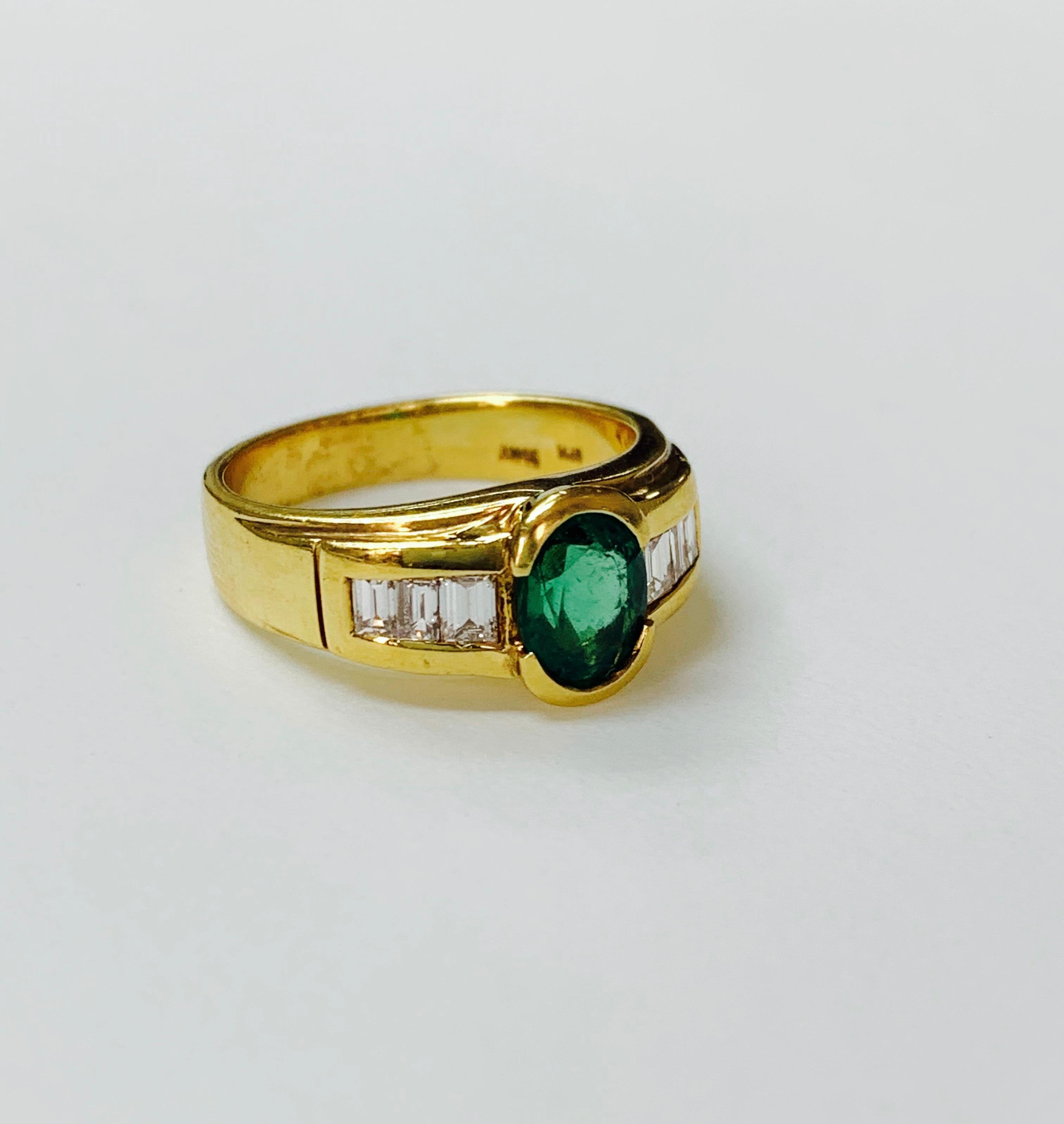 1,25 Karat ovaler Smaragd und Diamant-Verlobungsring aus 18 Karat Gelbgold (Zeitgenössisch) im Angebot