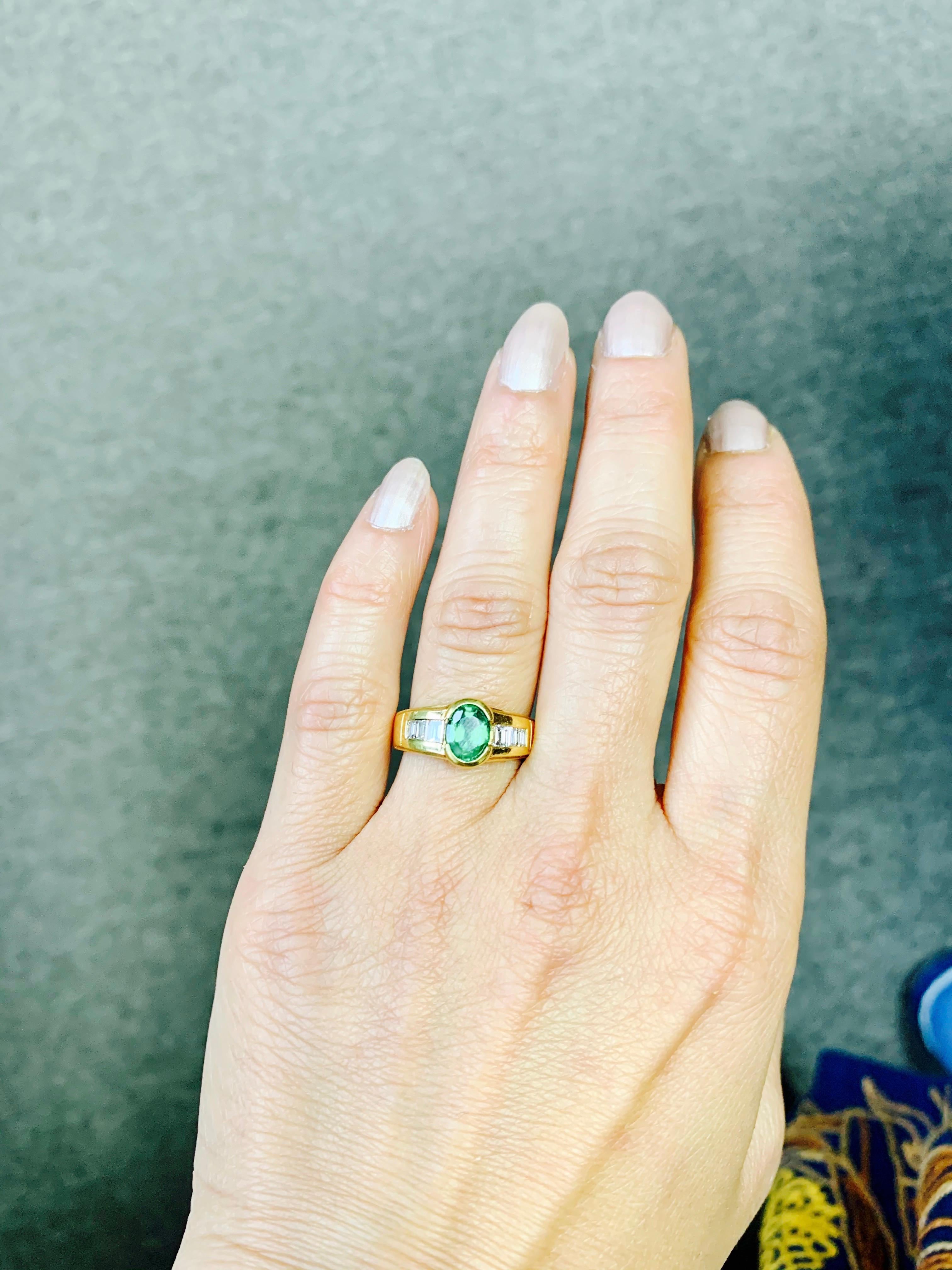 1,25 Karat ovaler Smaragd und Diamant-Verlobungsring aus 18 Karat Gelbgold im Zustand „Neu“ im Angebot in New York, NY