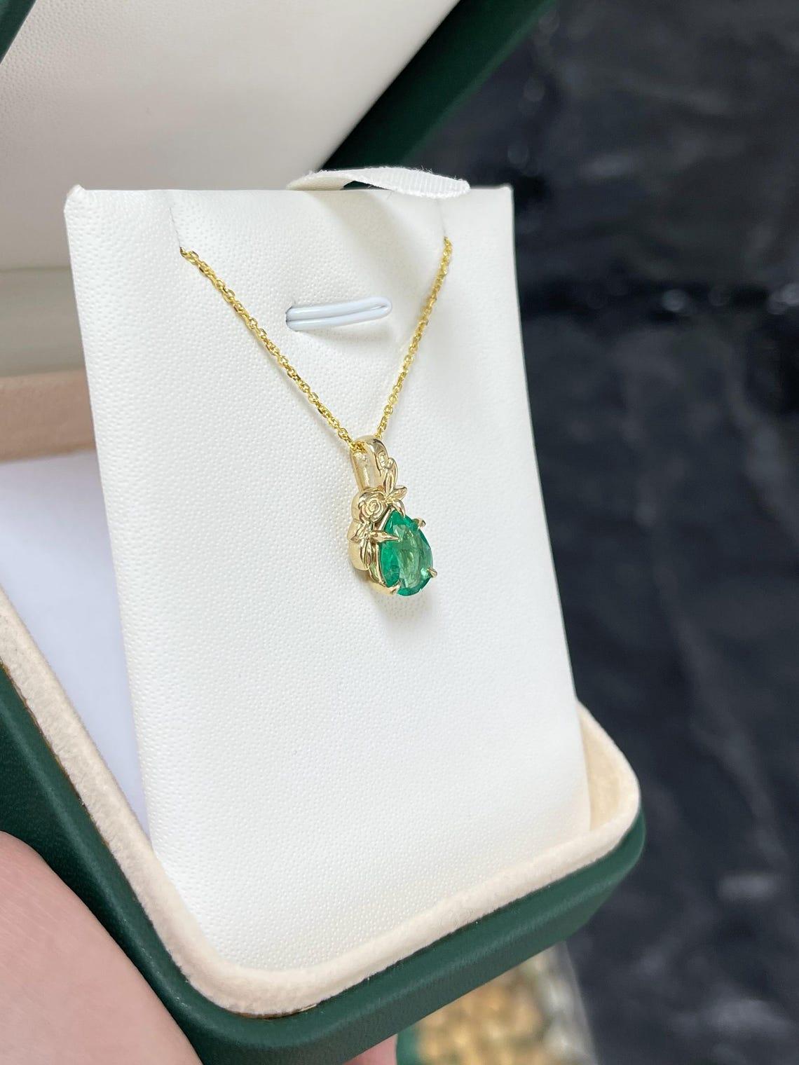 1,25 Karat Smaragd-Halskette mit Smaragd-Anhänger im Birnenschliff und Blumenmotiv aus Gold (Moderne) im Angebot